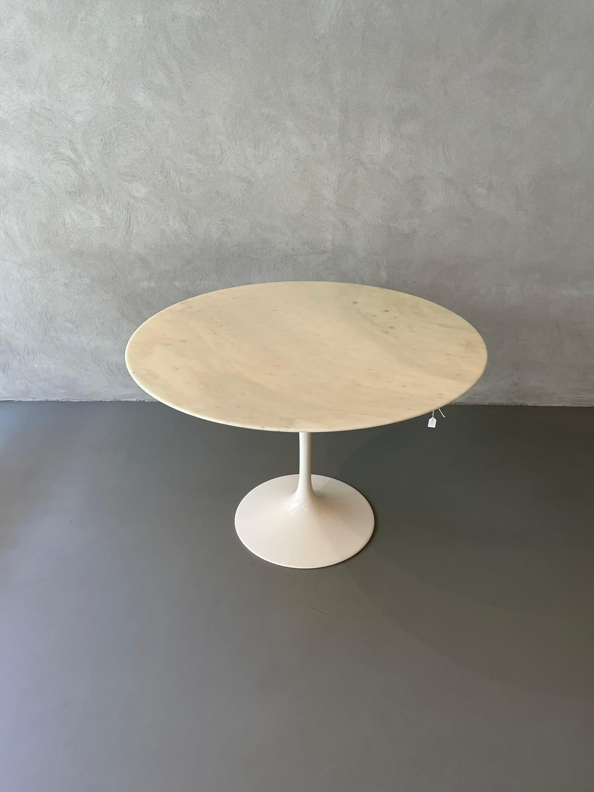 Mid-Century Modern Eero Saarinen Knoll Tulip Round Table Calacatta Marble Aluminum 1957