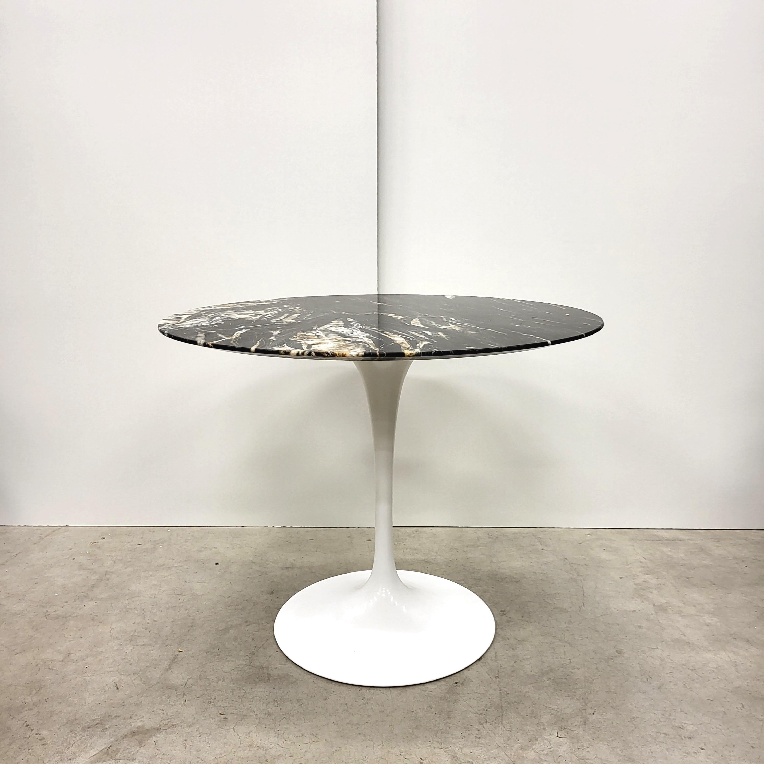 Fine and very nice tulip dining table by Eero Saarinen for Knoll International.
Table is perfect useable as a dining table with 3 or 4 chairs.

It is a rare black Quarzit example and comes in a stunning condition.

The table was made in the