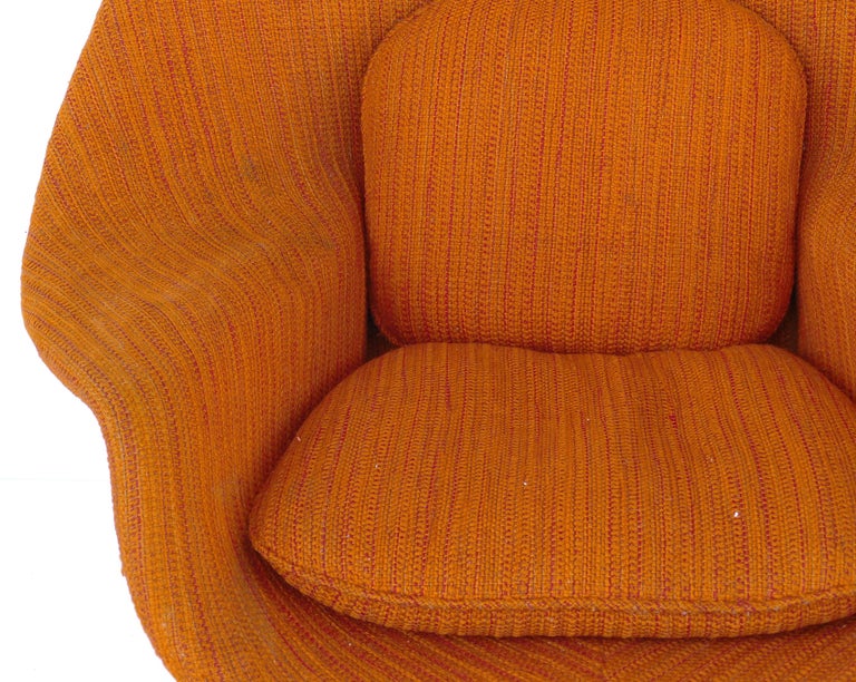Eero Saarinen Knoll Womb Chair in Knoll Cato Wool Fabric For Sale at