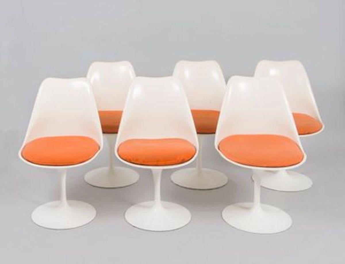 Eero Saarinen (1910-1961) & Knoll International 

Suite of 6 Tulip model chairs
White lacquered fiberglass shell, swivel base in cast aluminum covered with white Rilsan.
Orange red pillow.
Dimensions: 31.89 x 20.08 x 17.33 in
 good