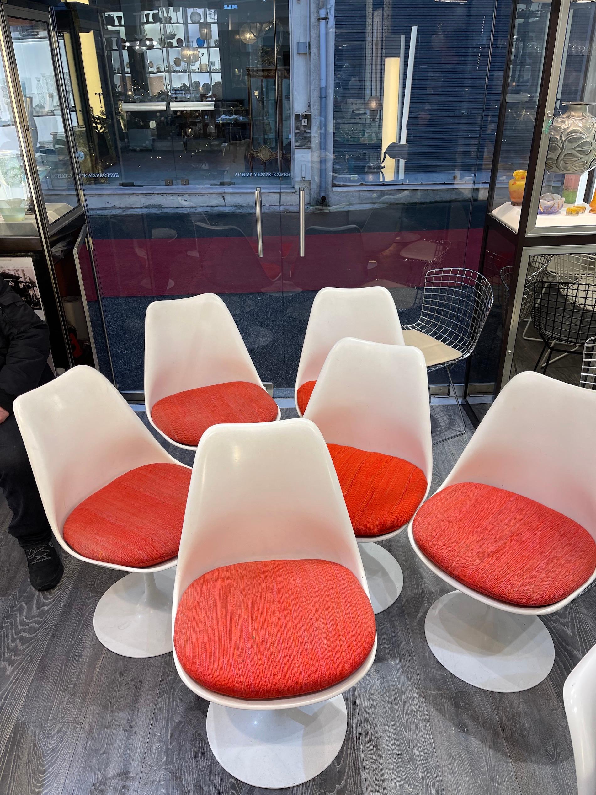 Eero Saarinen (1910-1961) & Knoll International 

Suite of 6 Tulip model chairs
swivell
White lacquered fiberglass shell, swivel base in cast aluminum covered with white Rilsan.
Orange red pillow.
Dimensions: 31.89 x 20.08 x 17.33 in
 good
