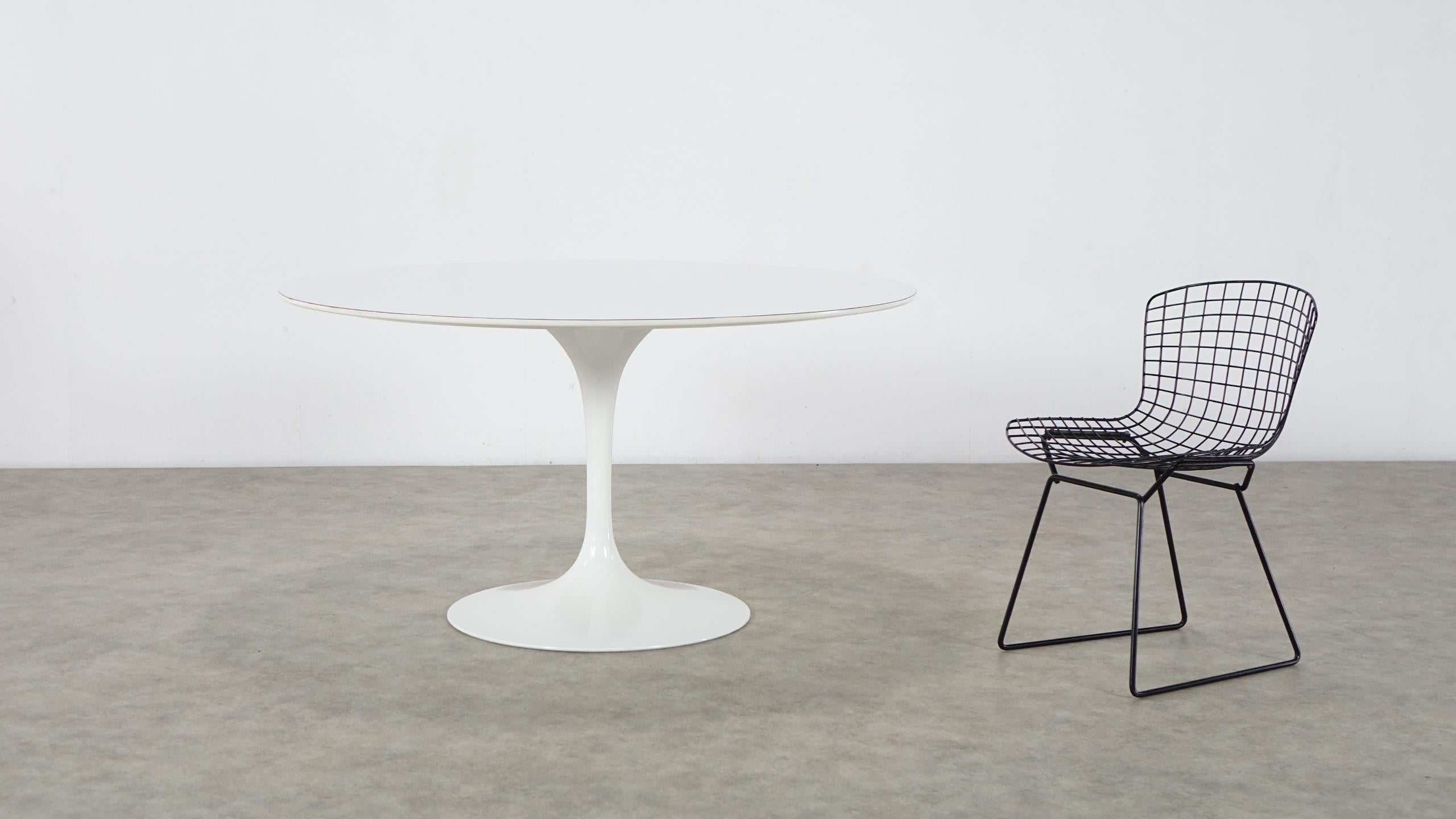 Eero Saarinen, round laminated dining table, 1955 for Knoll International
The table comes from a German household of architects. Due to the size of the table, 6 chairs can be placed on the table. The table is in very good condition.

Eero