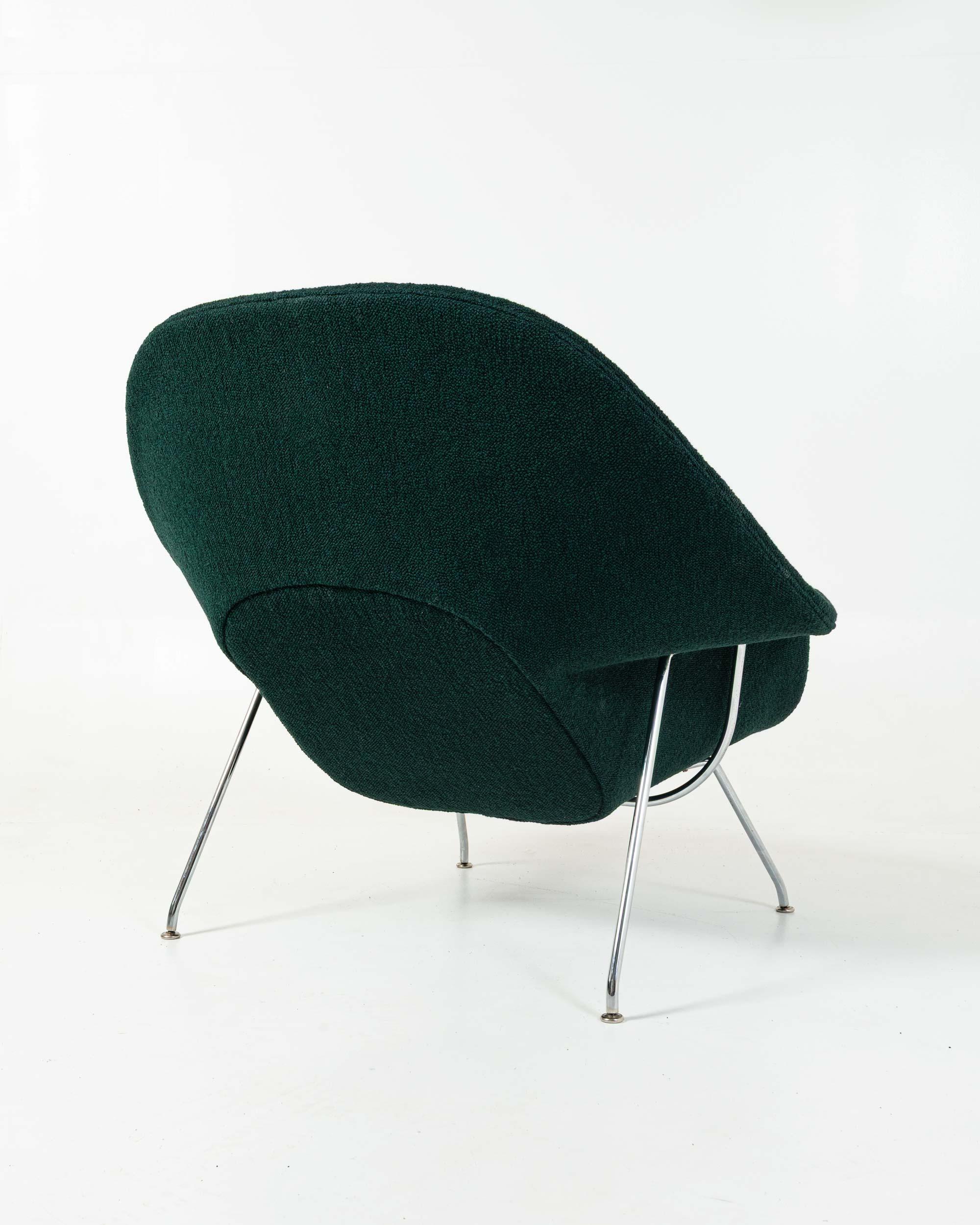 Eero Saarinen Large Womb Chair and Ottoman in Forest Green Boucle For Sale 3