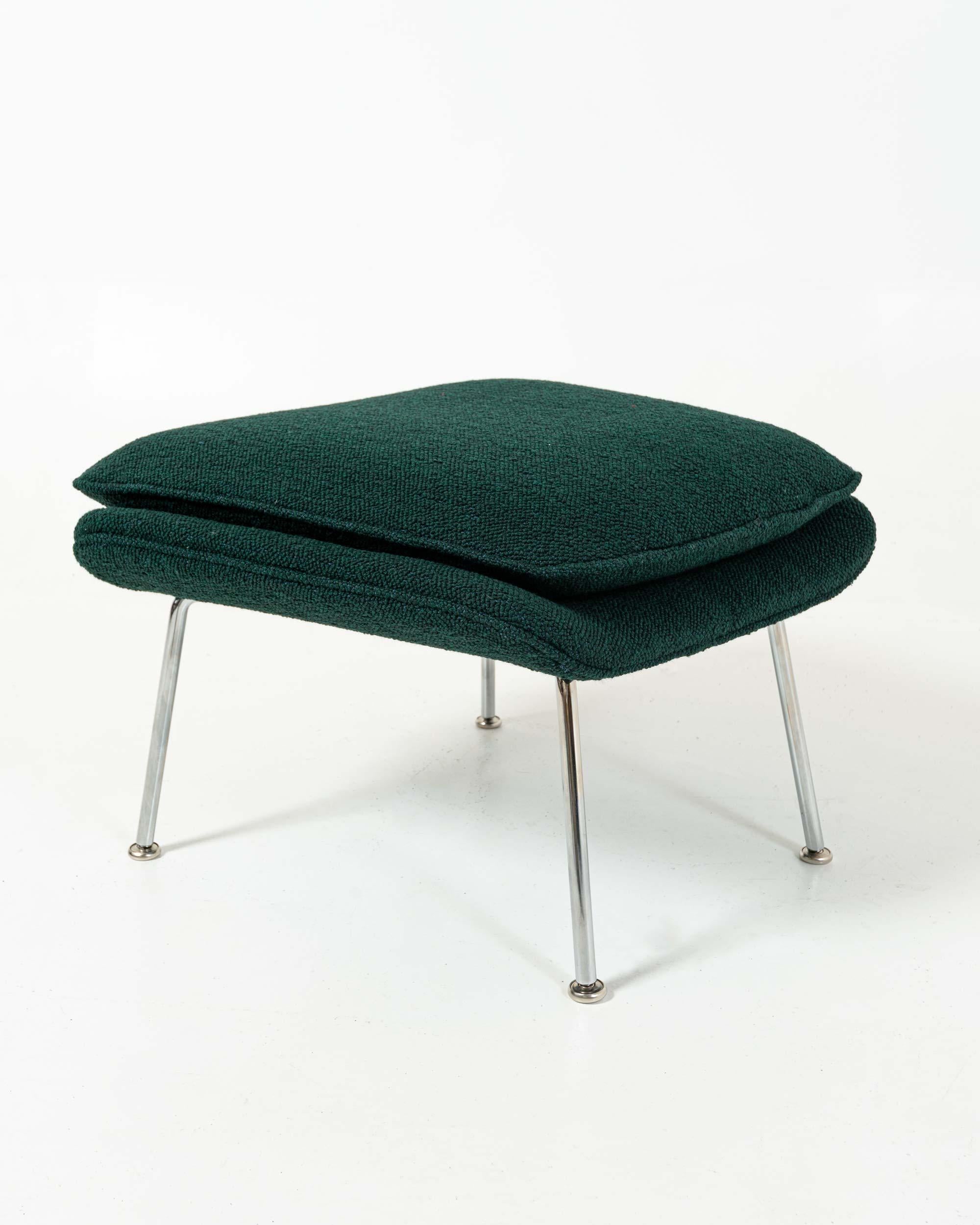 Eero Saarinen Large Womb Chair and Ottoman in Forest Green Boucle For Sale 4