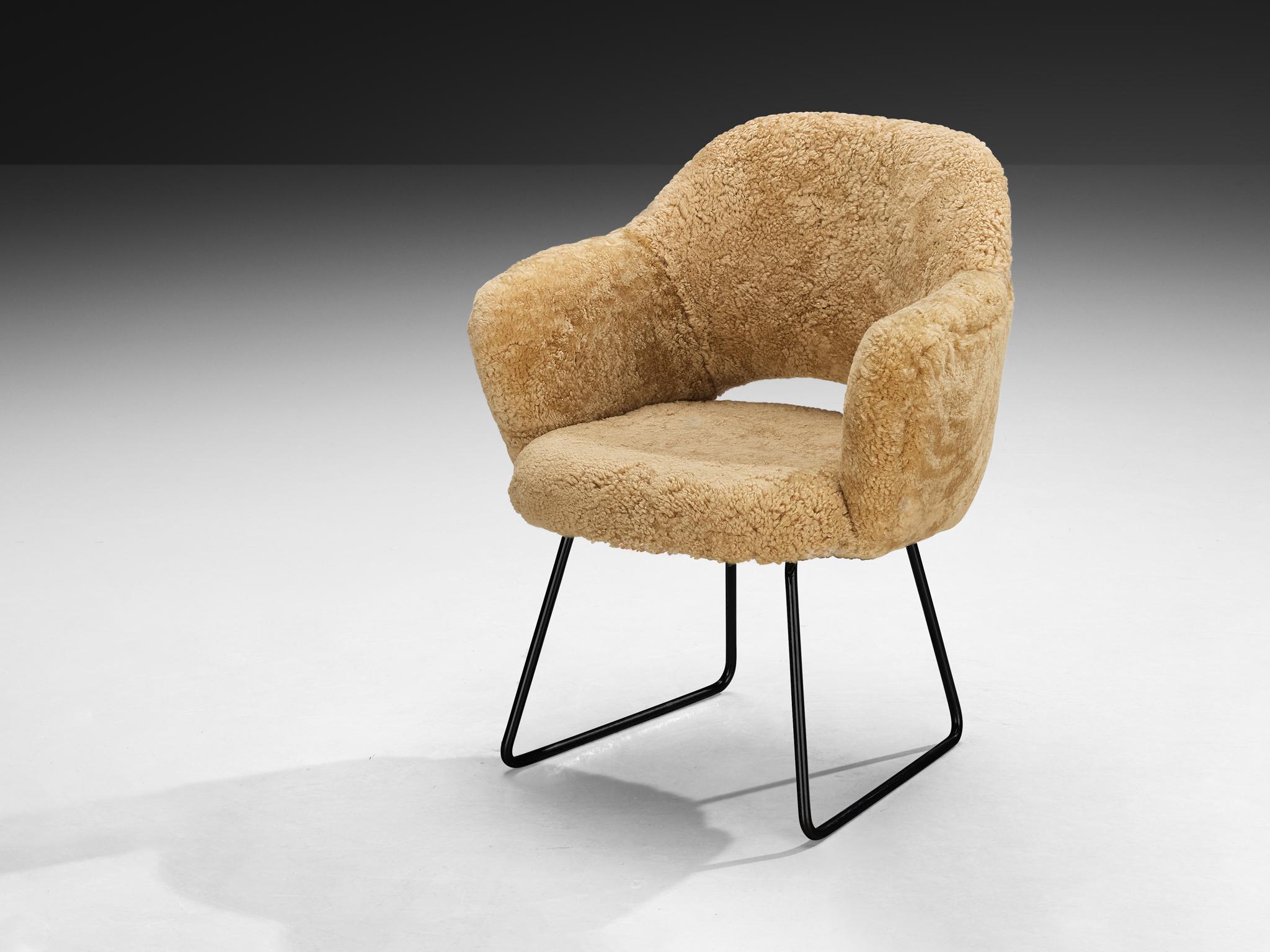 Eero Saarinen per Knoll International, poltrona 'Conference' in edizione limitata, pelle di pecora, metallo rivestito, Francia, Parigi, disegnata nel 1957

Questa poltrona è stata commissionata per la sede dell'UNESCO a Parigi, un edificio iconico