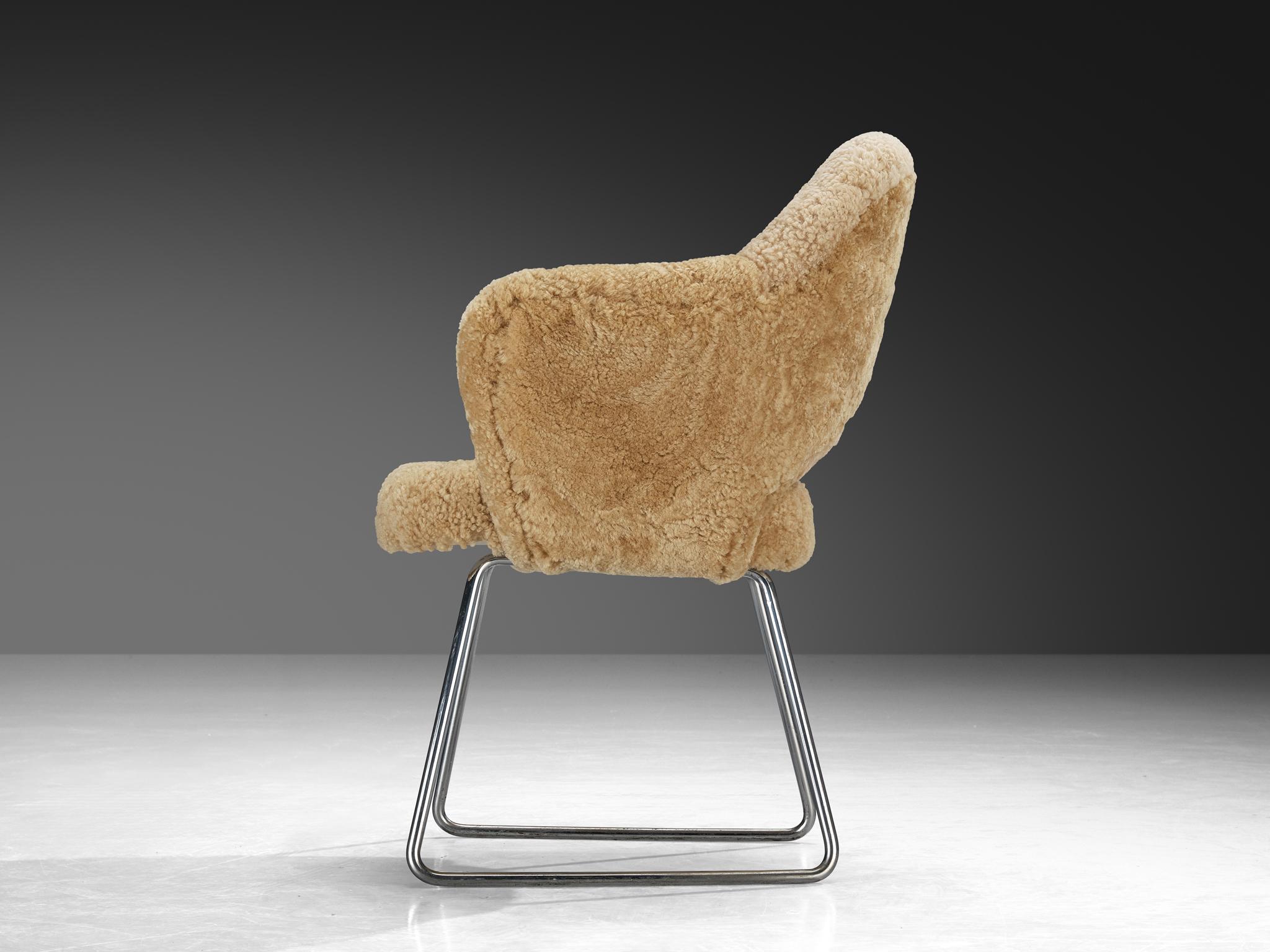 Eero Saarinen Limited Edition ‘Conference’ Armchair in Sheepskin In Good Condition For Sale In Waalwijk, NL