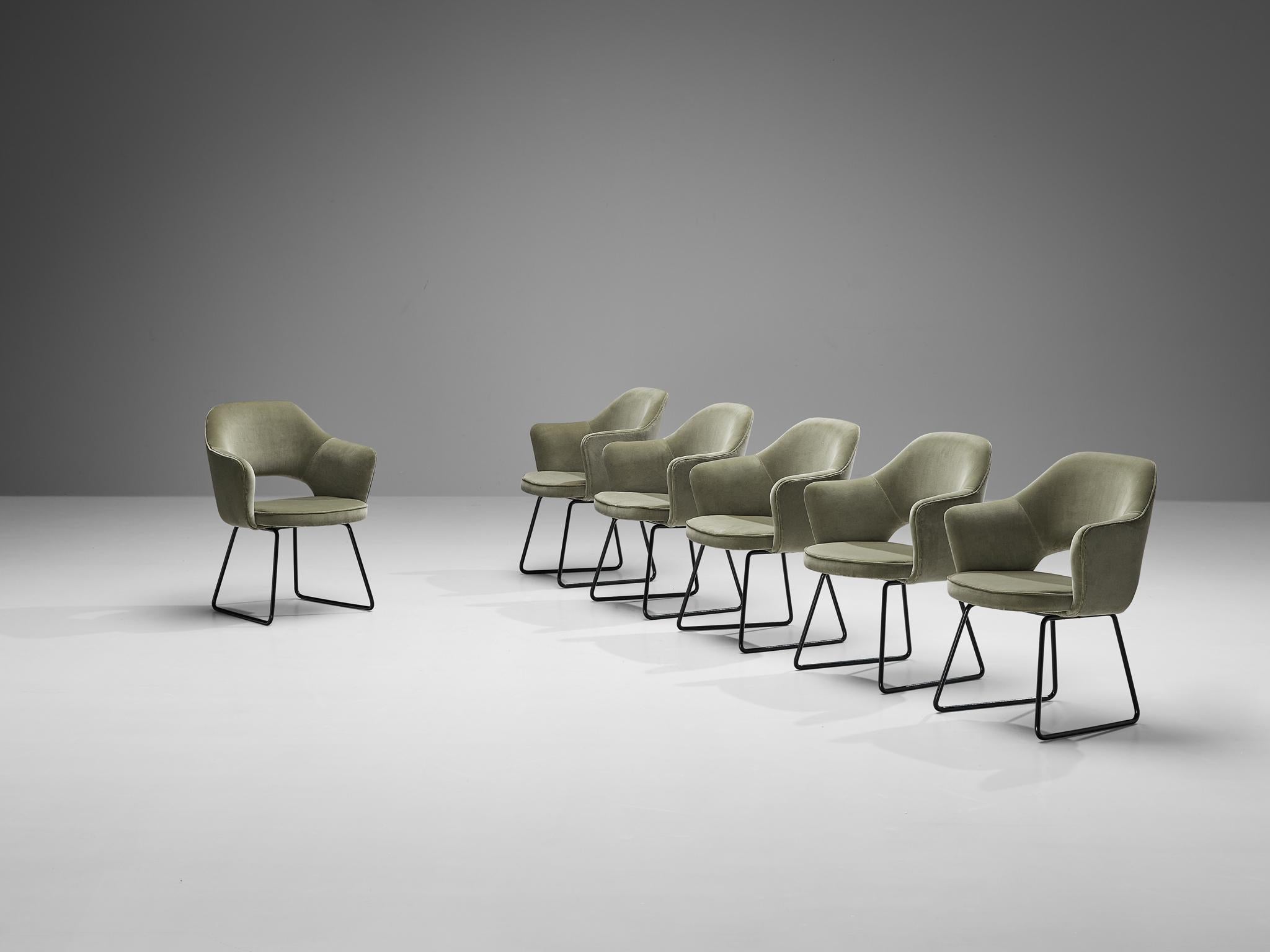 Eero Saarinen pour Knoll International, édition limitée de fauteuils 'Conference', velours, métal enduit, France, Paris, conçu en 1957

Cet ensemble de fauteuils a été commandé par le siège de l'UNESCO situé à Paris. Ce bâtiment emblématique a été