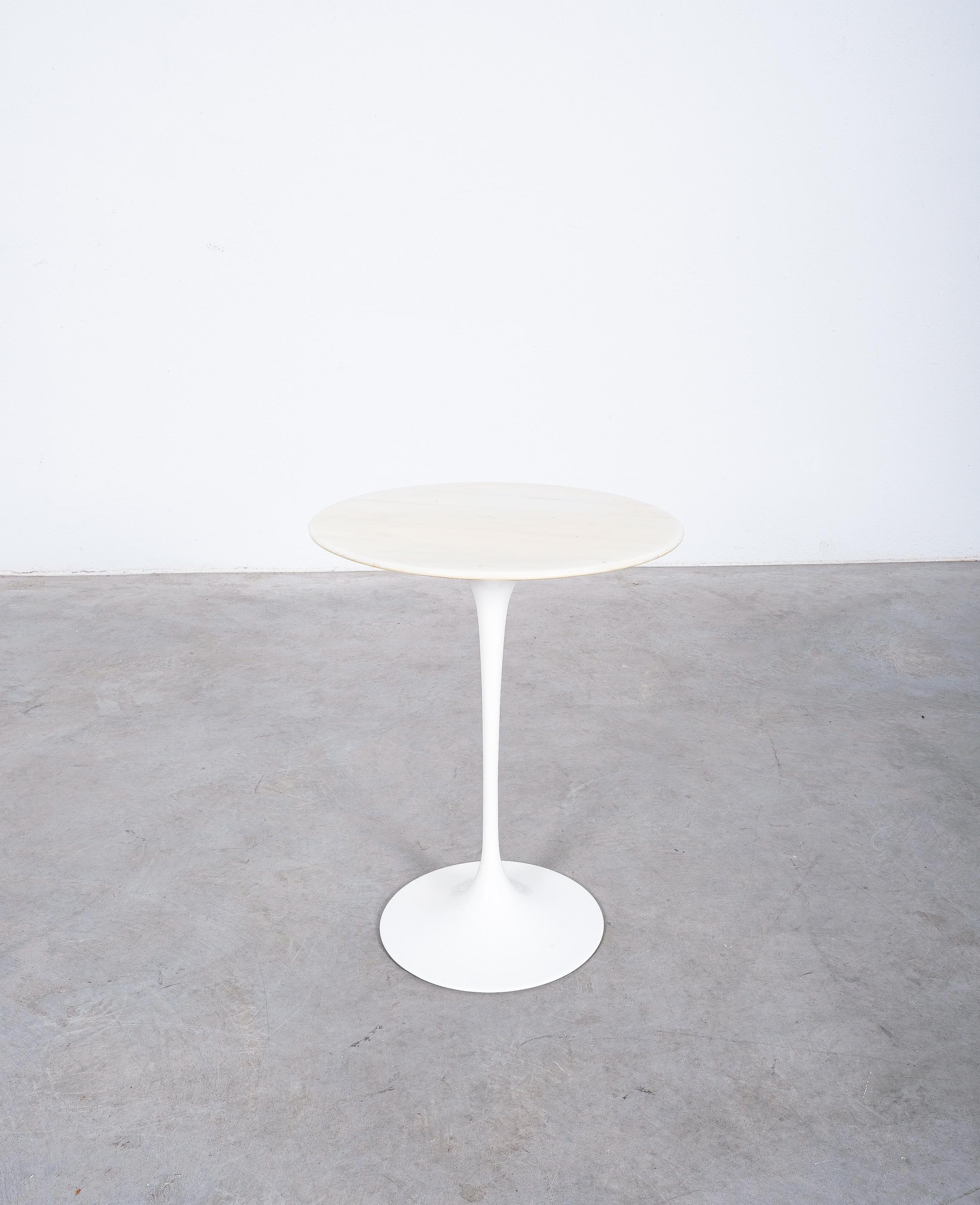 Original side table with a marble top by Saarinen for Knoll International, mid century 

Early version, marked Knoll International

Elegant side table designed by the architect Eero Saarinen in very good original vintage condition featuring a