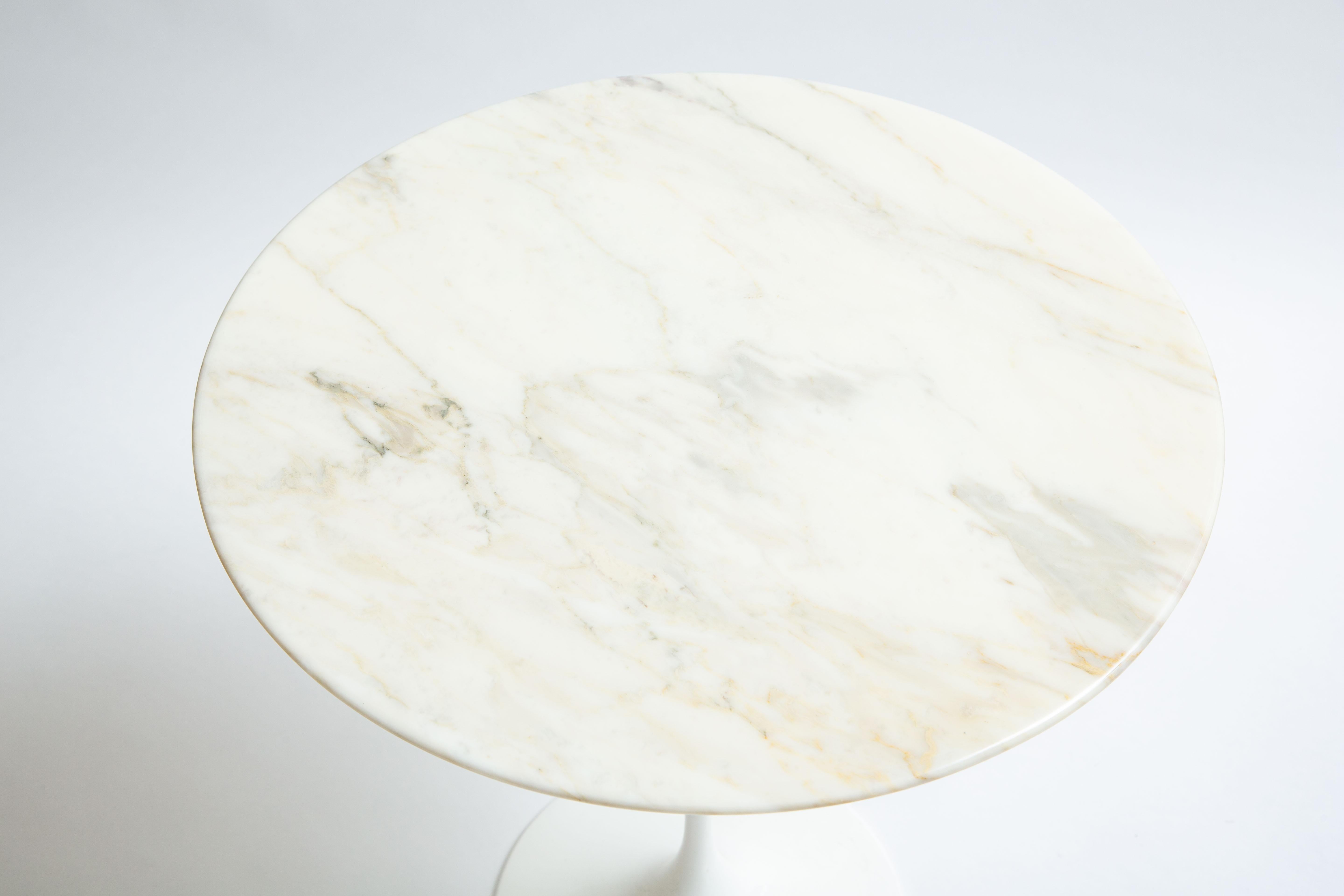 Ein klassischer Tisch mit einer großformatigen Marmorplatte.
