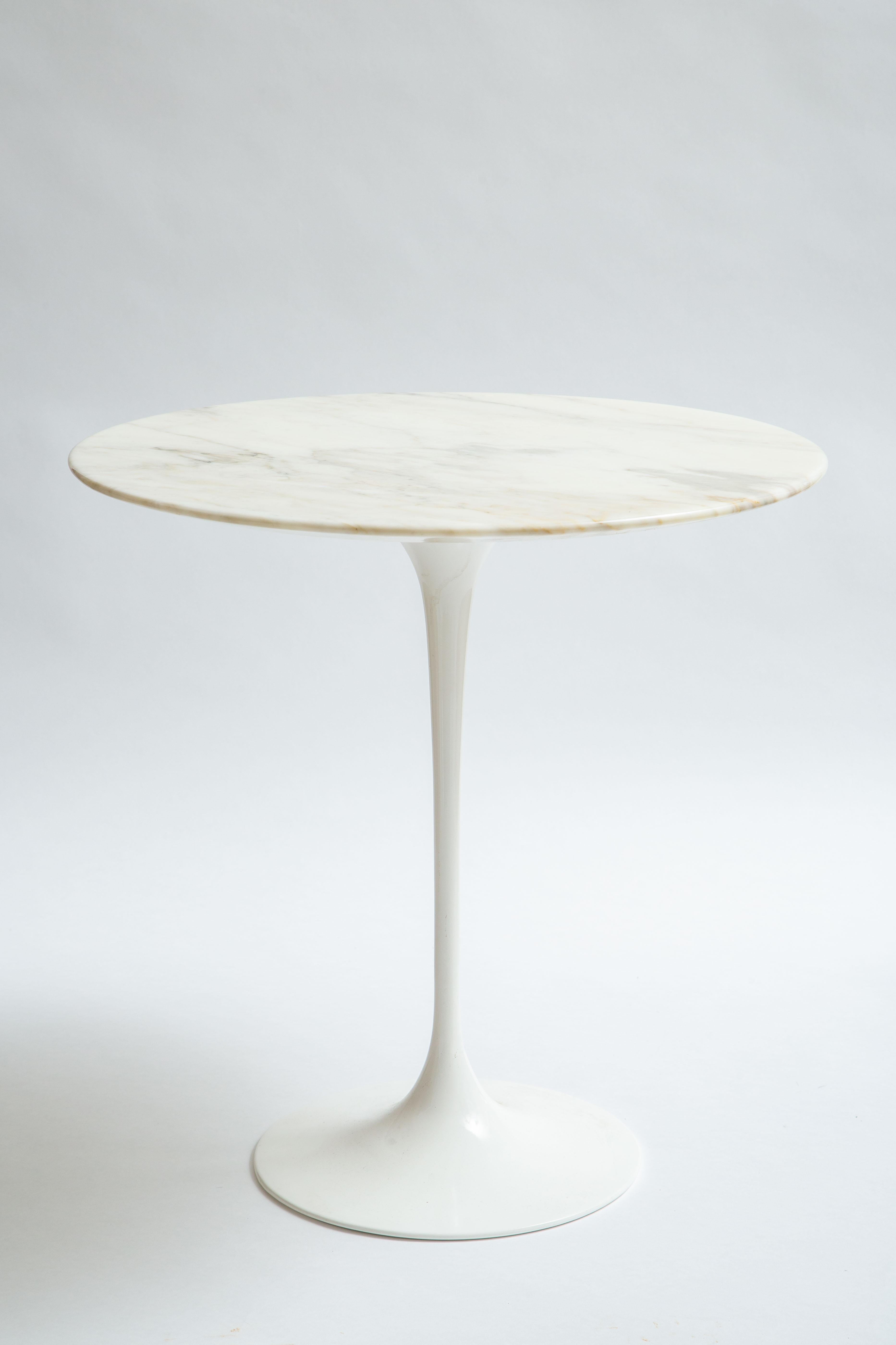 Eero Saarinen Tisch mit Marmorplatte im Angebot 1