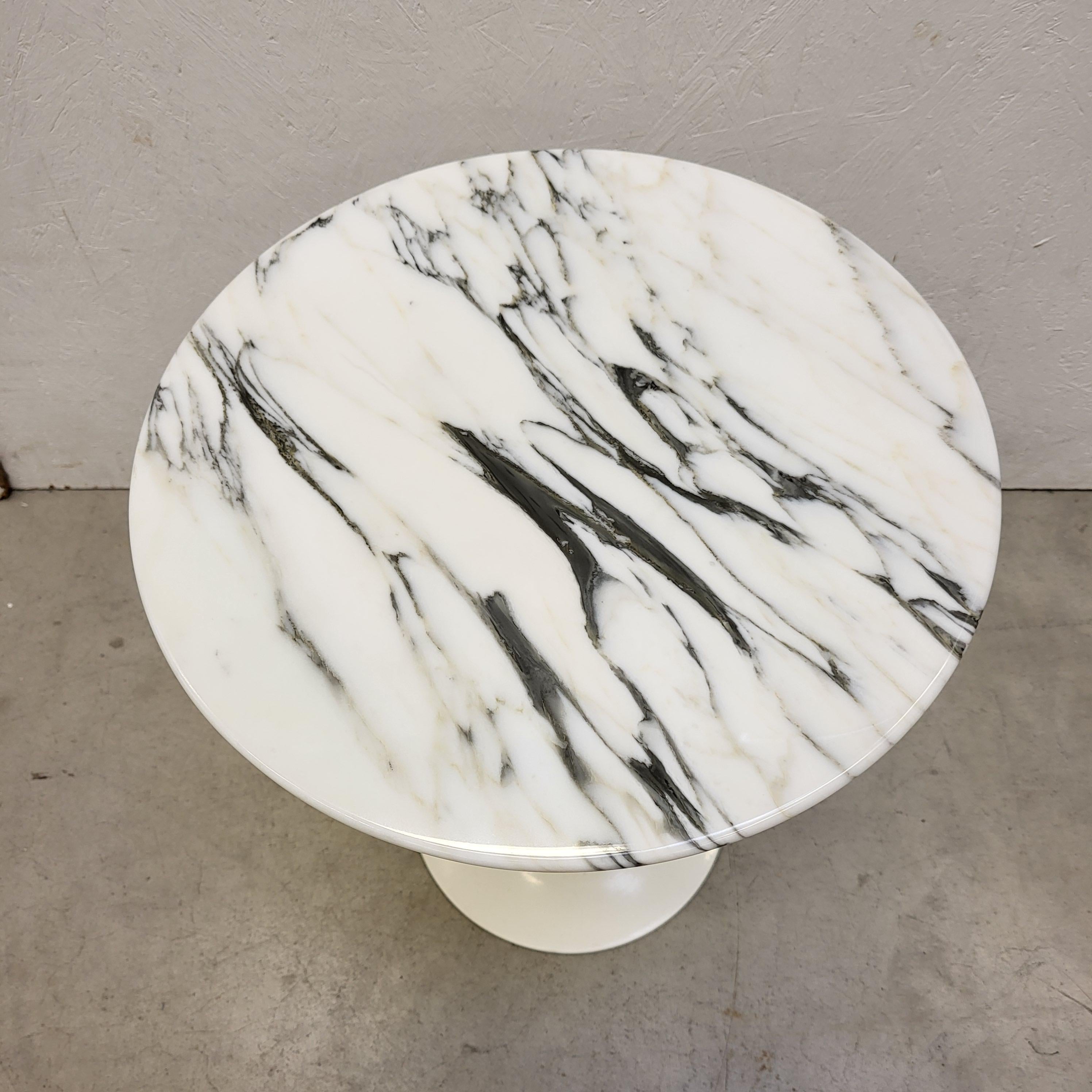 Fine and very nice tulip side table by Eero Saarinen for Knoll International.

The marble has an amazing structure and this example comes in a very good condition.
The marble hasn´t any chips or damage.

The table was made in the 1970s and comes