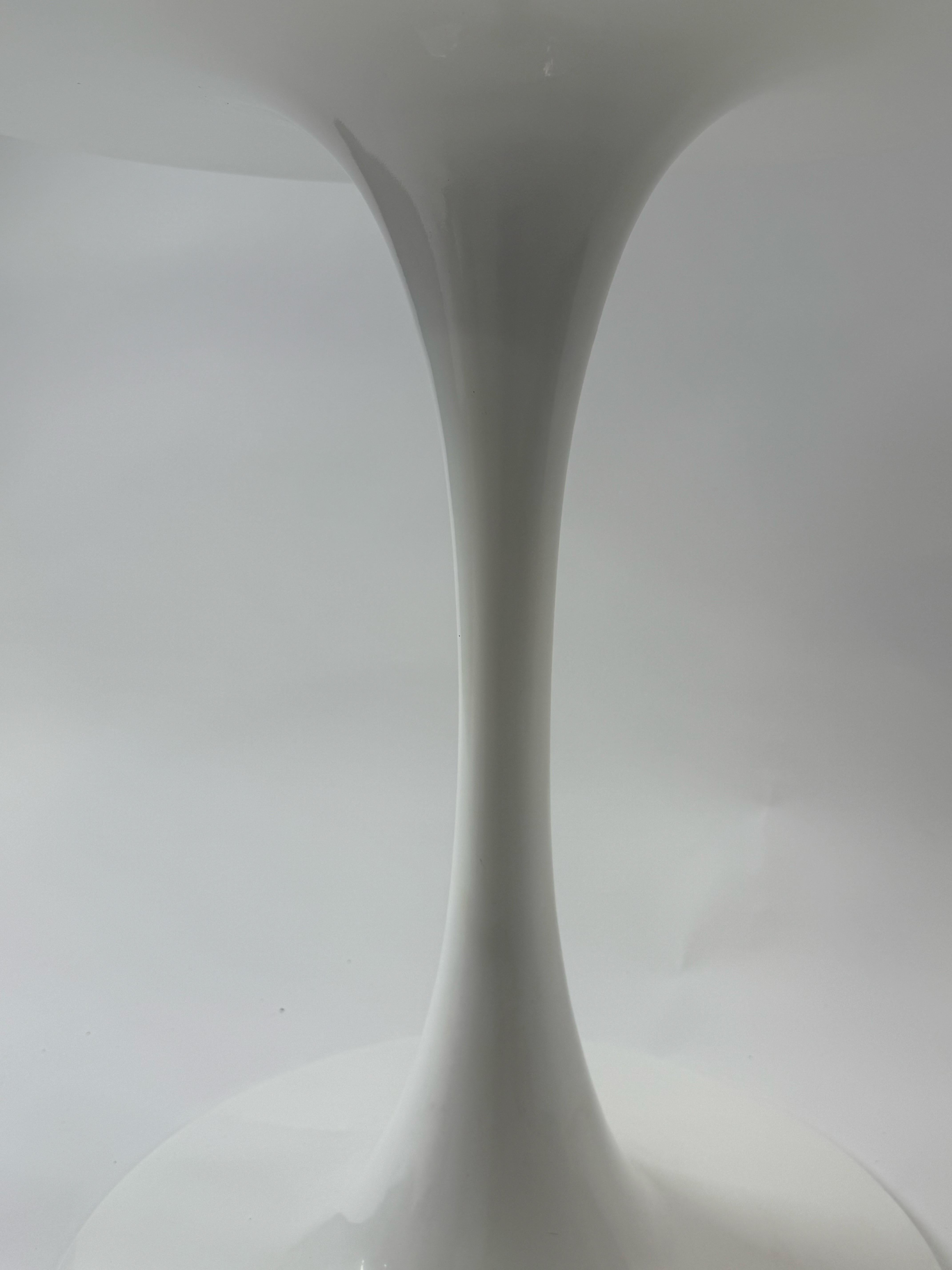 Mesa de centro o comedor Tulip estilo MCM de Eero Saarinen con tablero de diseño de resina epoxi en venta 8