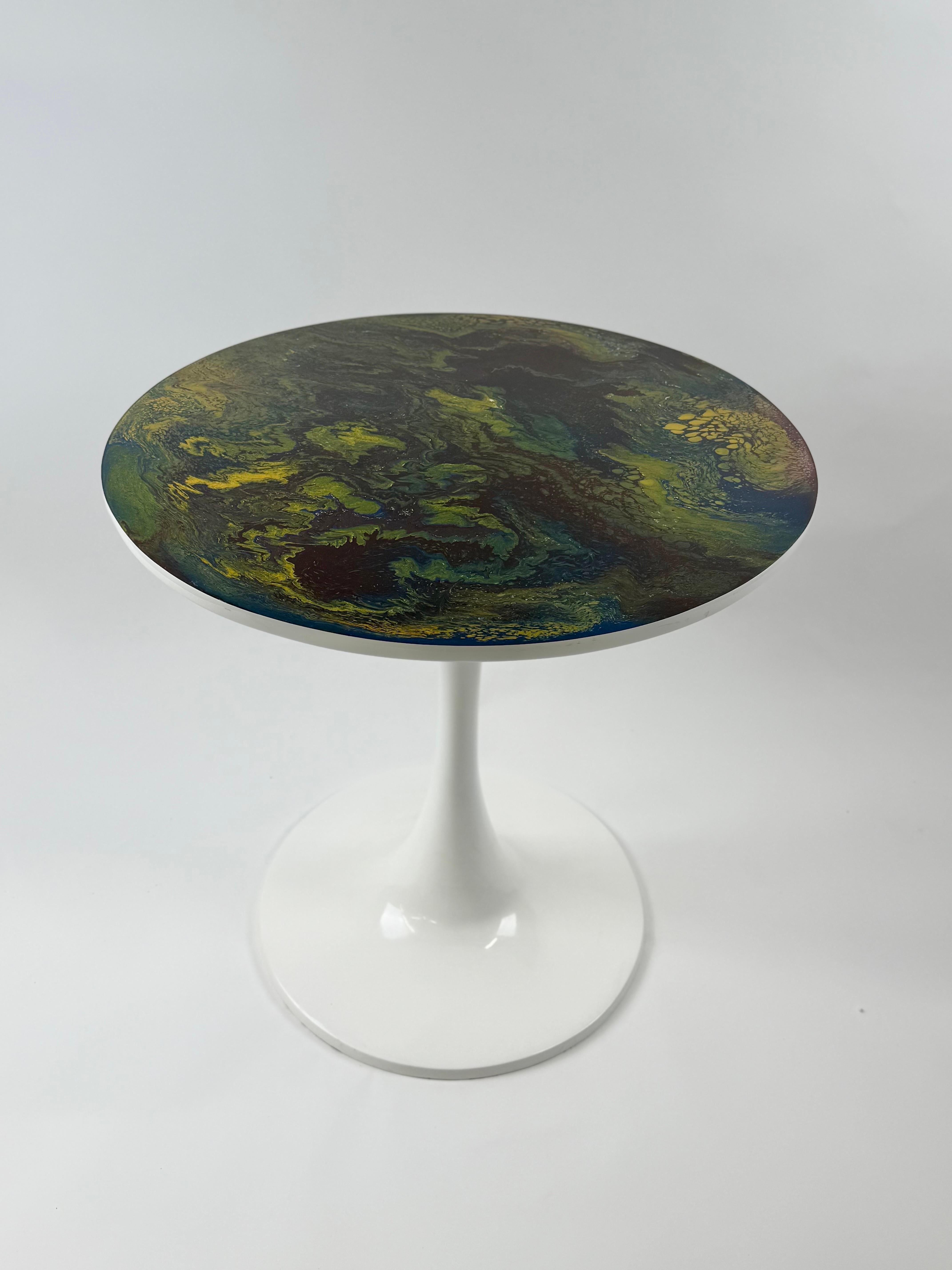 En  La mesa tulipán inspirada en la modernidad de mediados de siglo de Eero Saarinen combina a la perfección la elegancia atemporal con el arte contemporáneo. Definida por su característica base de pedestal, elaborada en un elegante acabado lacado