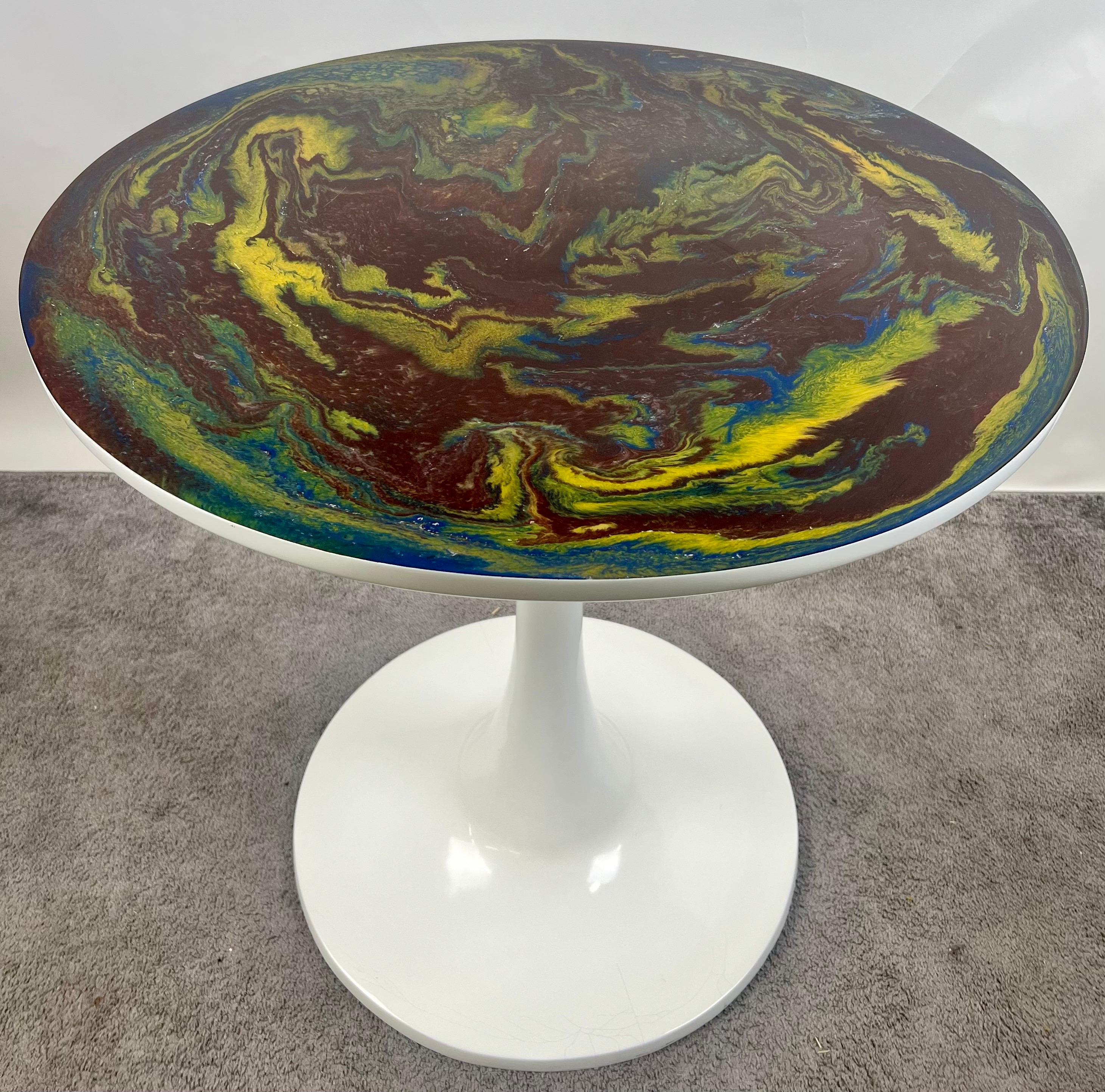 Mid-Century moderno Tavolo da pranzo o da centro in stile MCM Tulip di Eero Saarinen con piano di design in resina epossidica in vendita