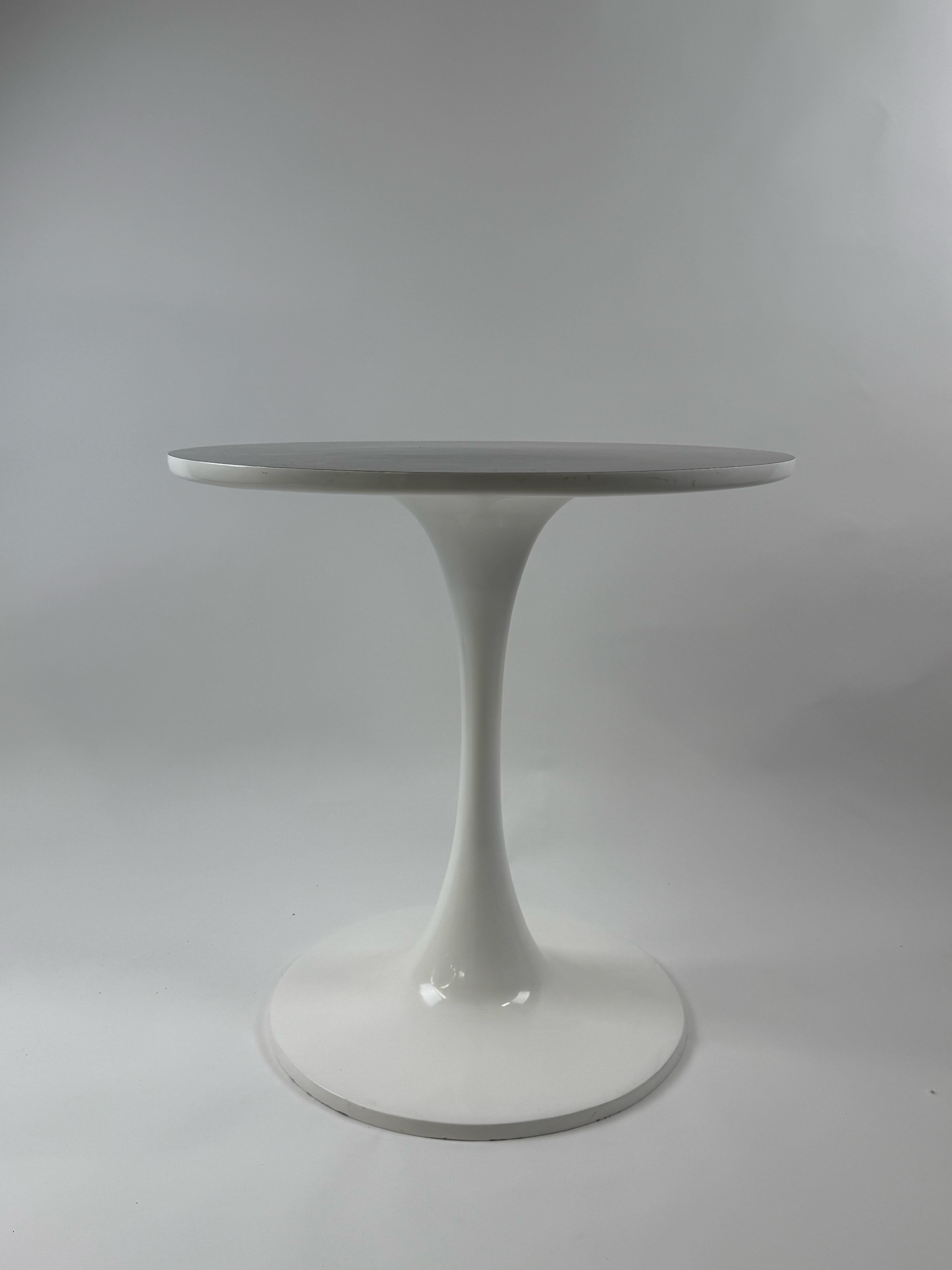Mesa de centro o comedor Tulip estilo MCM de Eero Saarinen con tablero de diseño de resina epoxi en Bueno estado para la venta en Plainview, NY