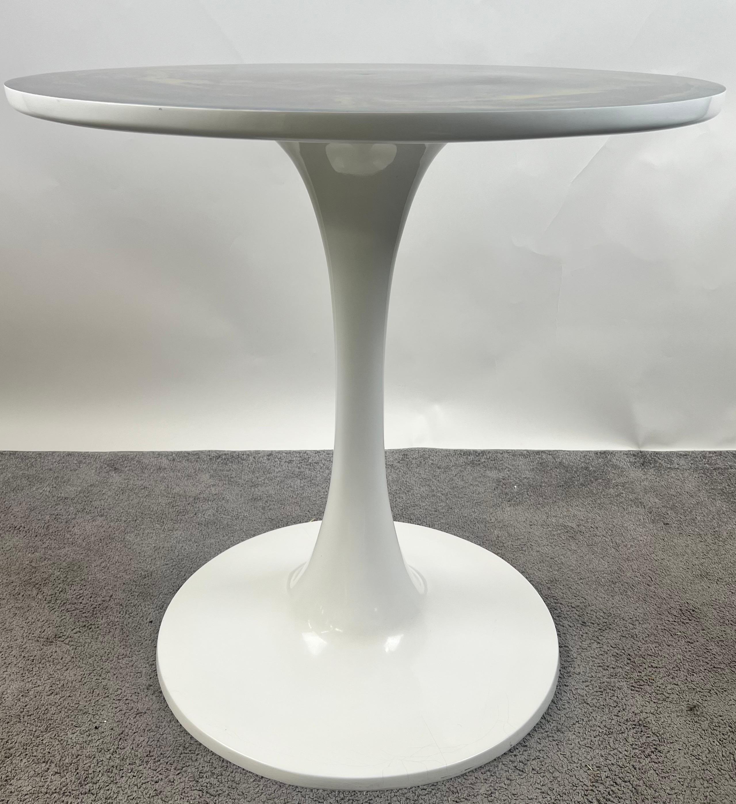 Fine XX secolo Tavolo da pranzo o da centro in stile MCM Tulip di Eero Saarinen con piano di design in resina epossidica in vendita