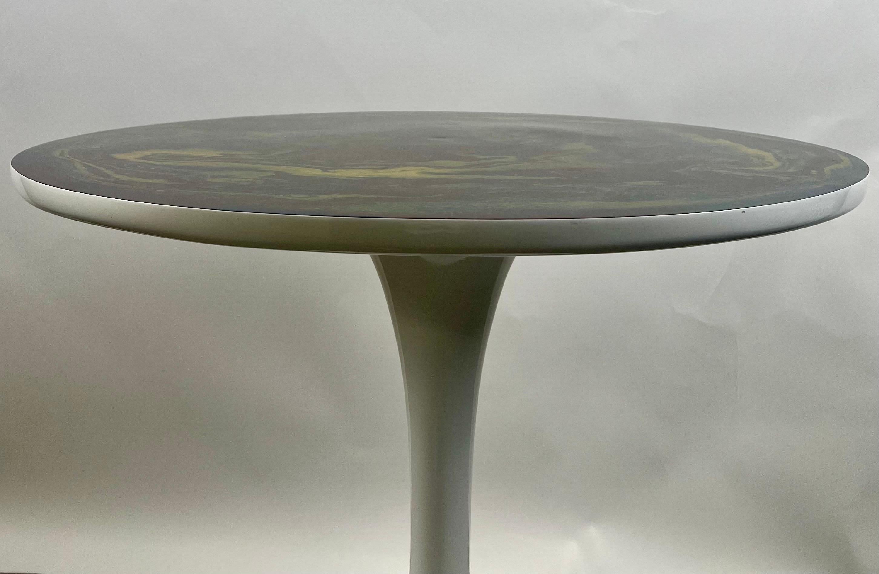Resina epossidica Tavolo da pranzo o da centro in stile MCM Tulip di Eero Saarinen con piano di design in resina epossidica in vendita
