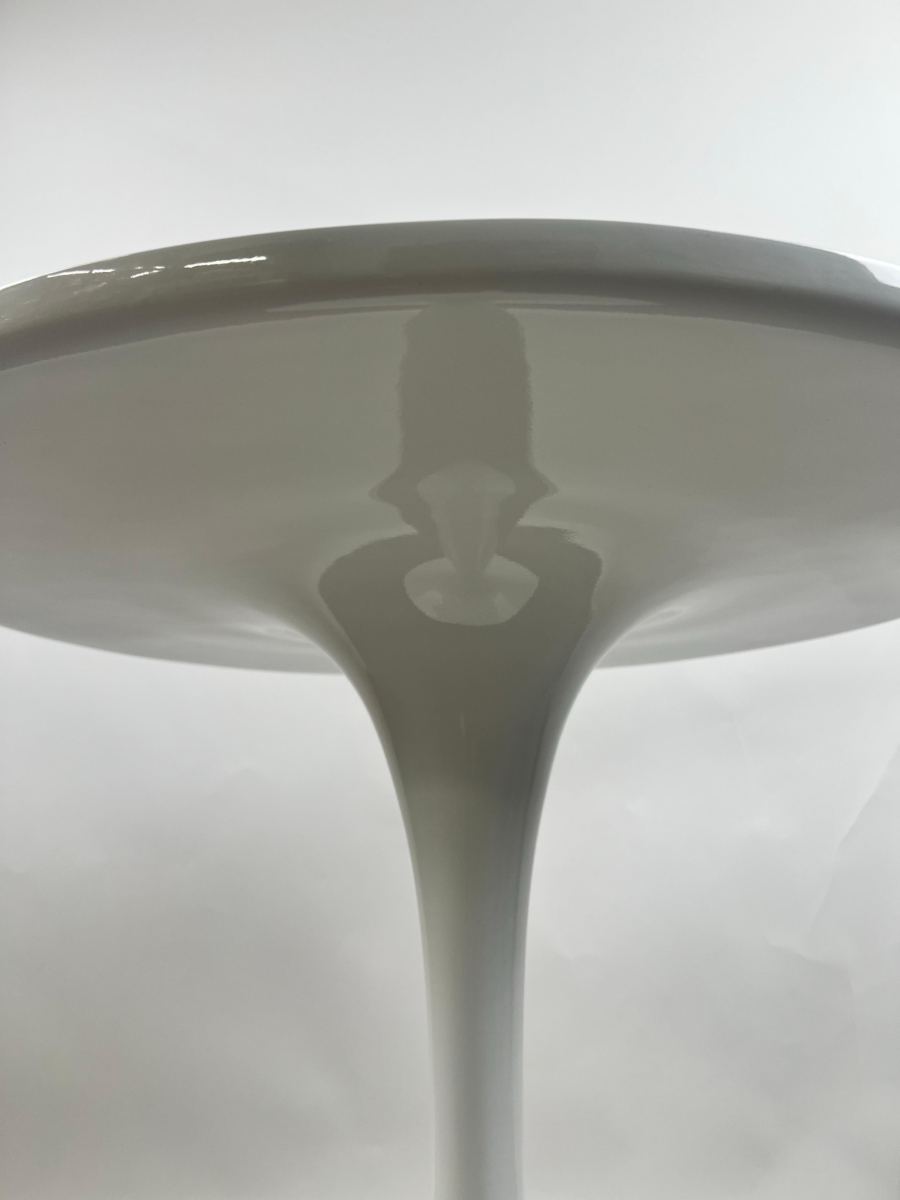 Tavolo da pranzo o da centro in stile MCM Tulip di Eero Saarinen con piano di design in resina epossidica in vendita 9