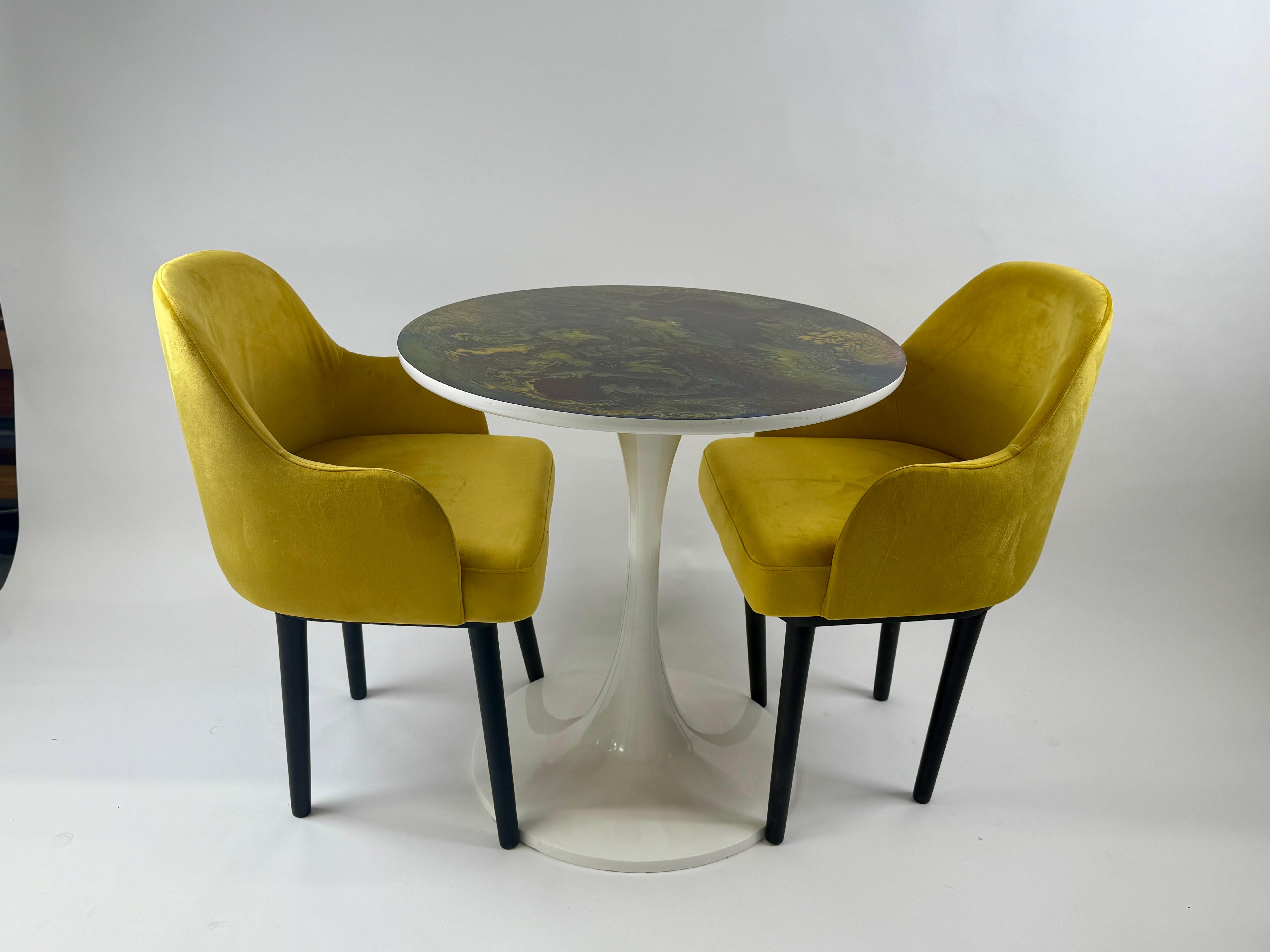 Mesa de centro o comedor Tulip estilo MCM de Eero Saarinen con tablero de diseño de resina epoxi en venta 4