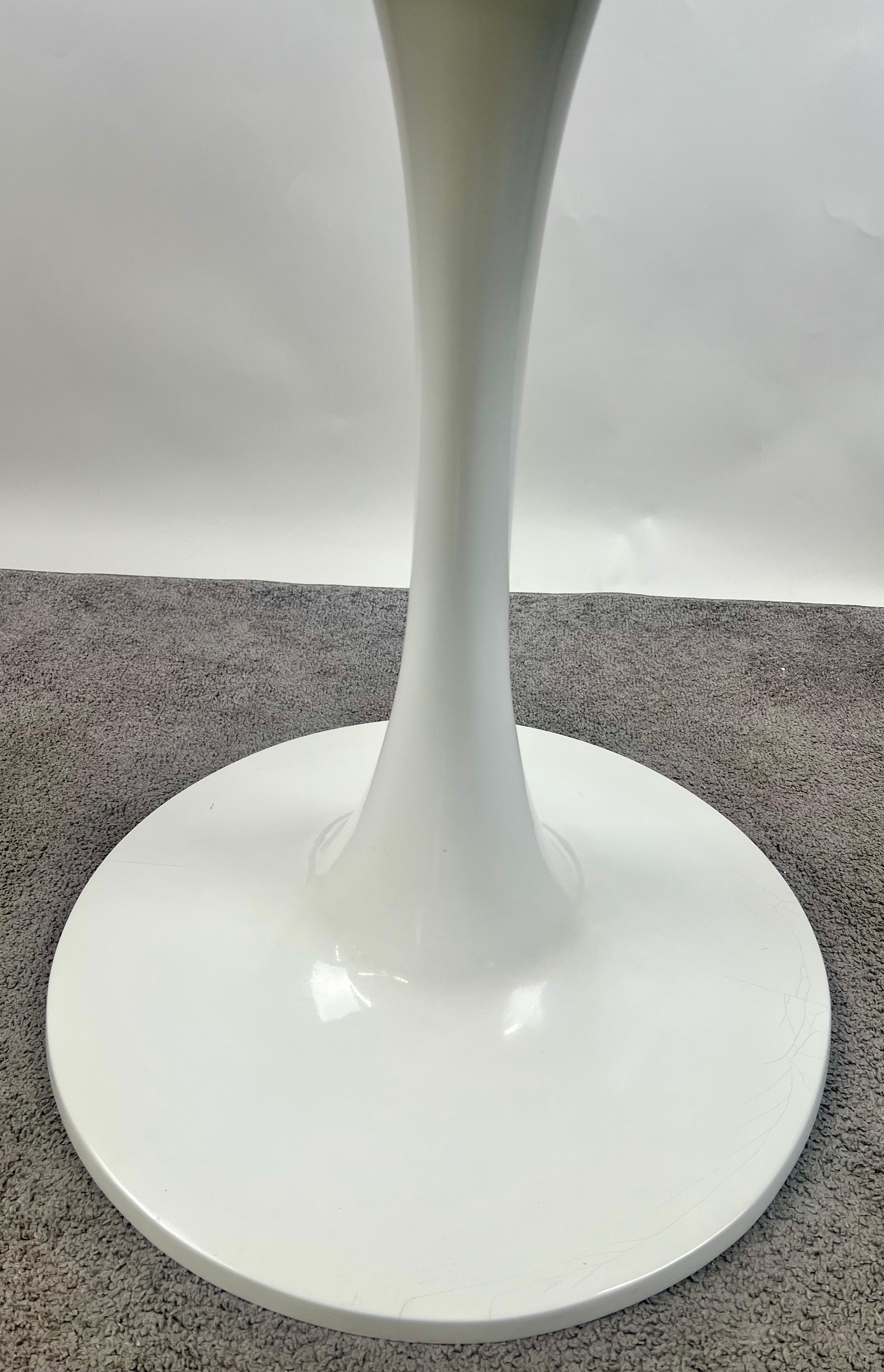 Tavolo da pranzo o da centro in stile MCM Tulip di Eero Saarinen con piano di design in resina epossidica in vendita 10