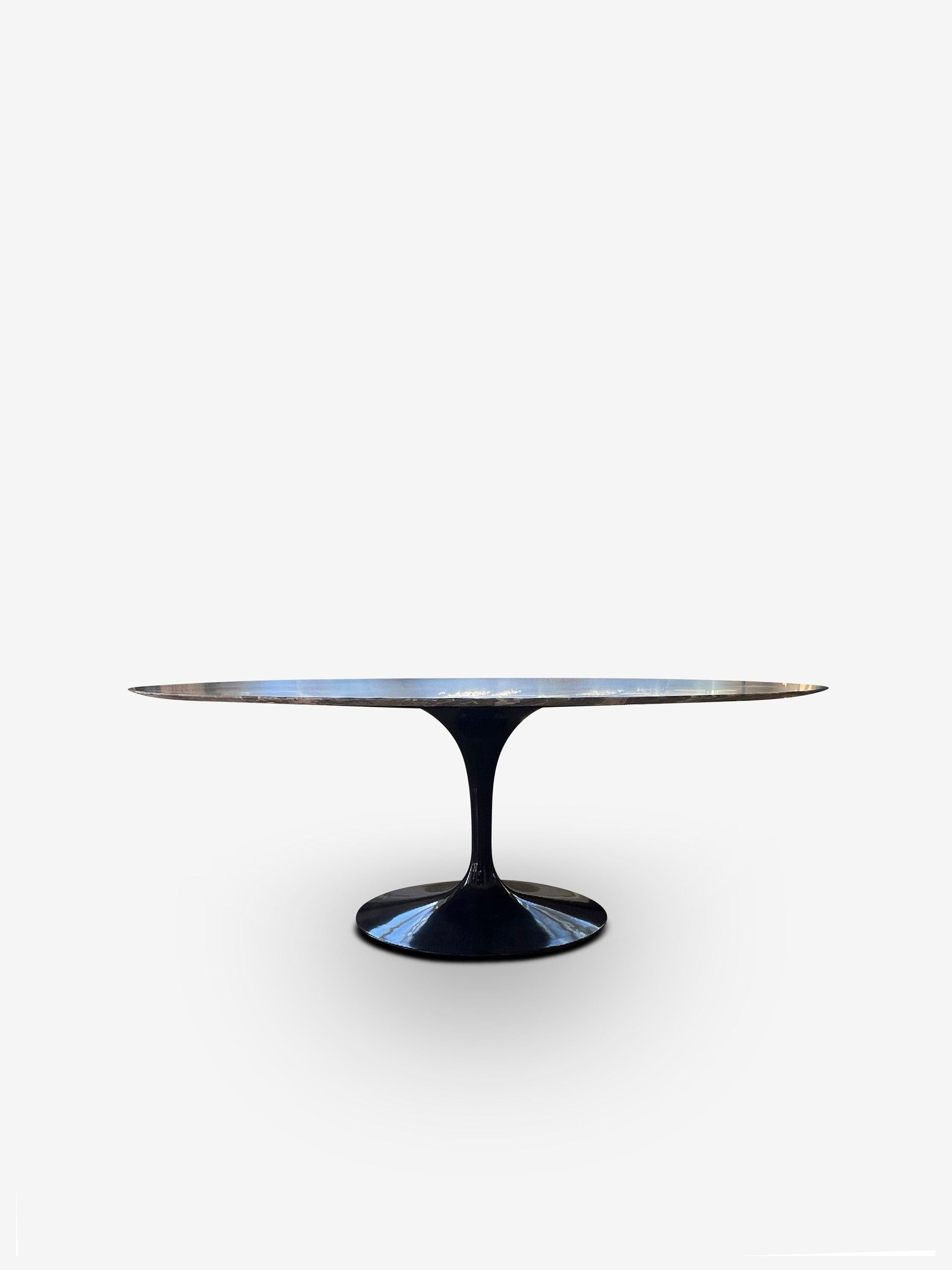 Eero Saarinen Medium Oval Grauer Marmor-Esstisch mit schwarzem Sockel von Knoll im Angebot 1
