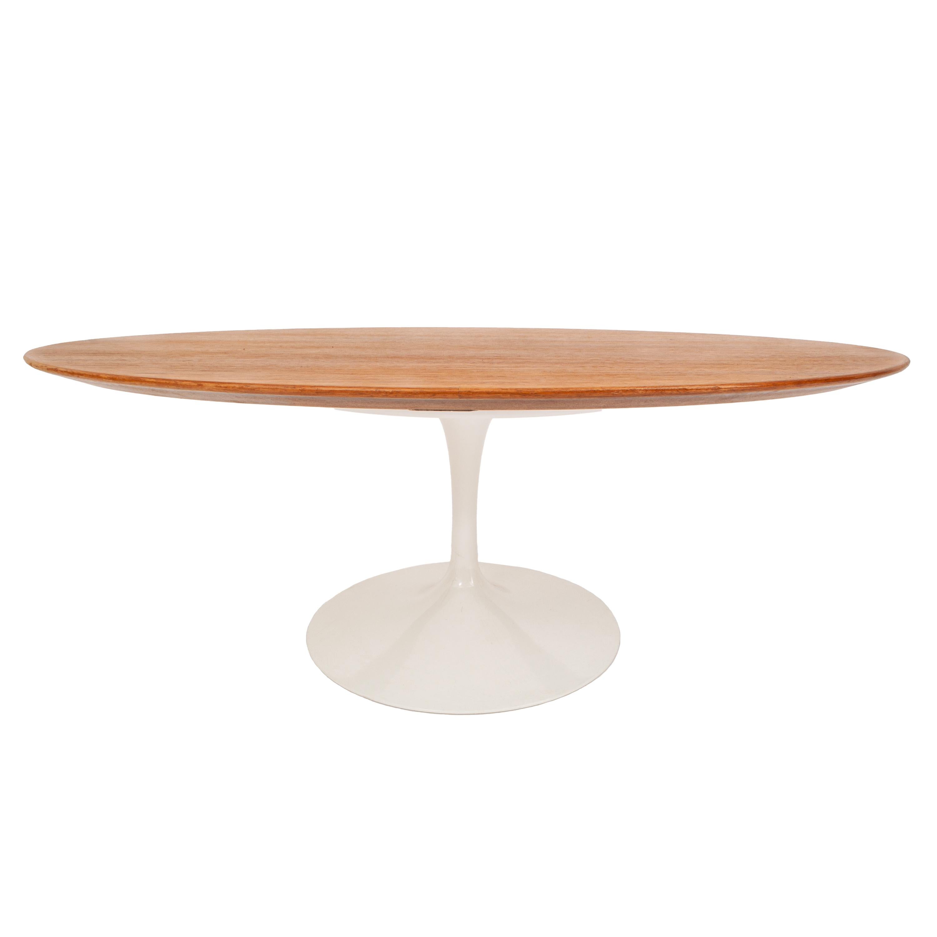 A good original Eero Saarinen for Knoll Studios tulip coffee table and oval walnut top, designed in 1956.
The table having an oval walnut top, the iron powder coated base of typical 'tulip' form, the underside having two Knoll tags both with 