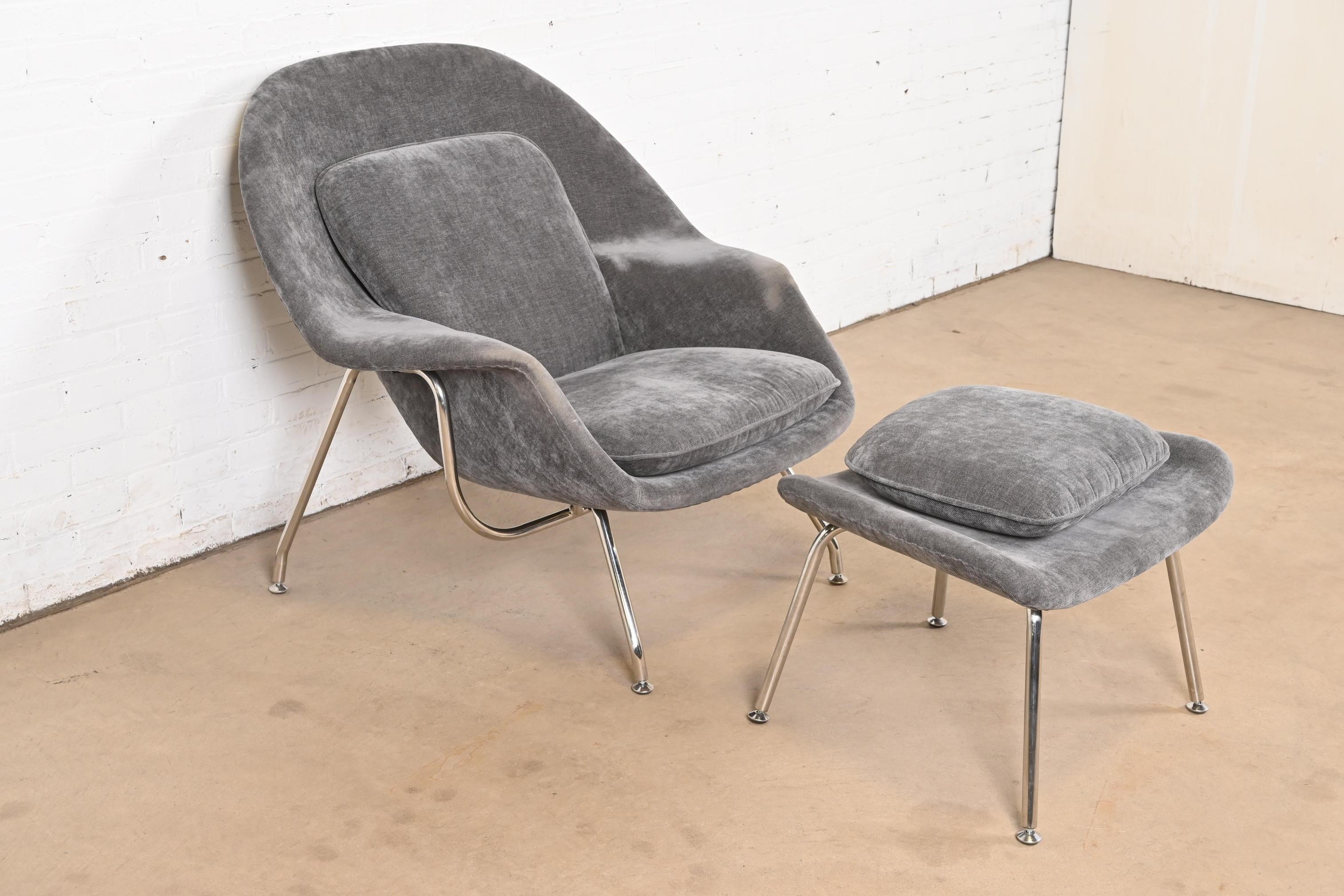 Silla y otomana Eero Saarinen de mediados del siglo XX Estadounidense en venta