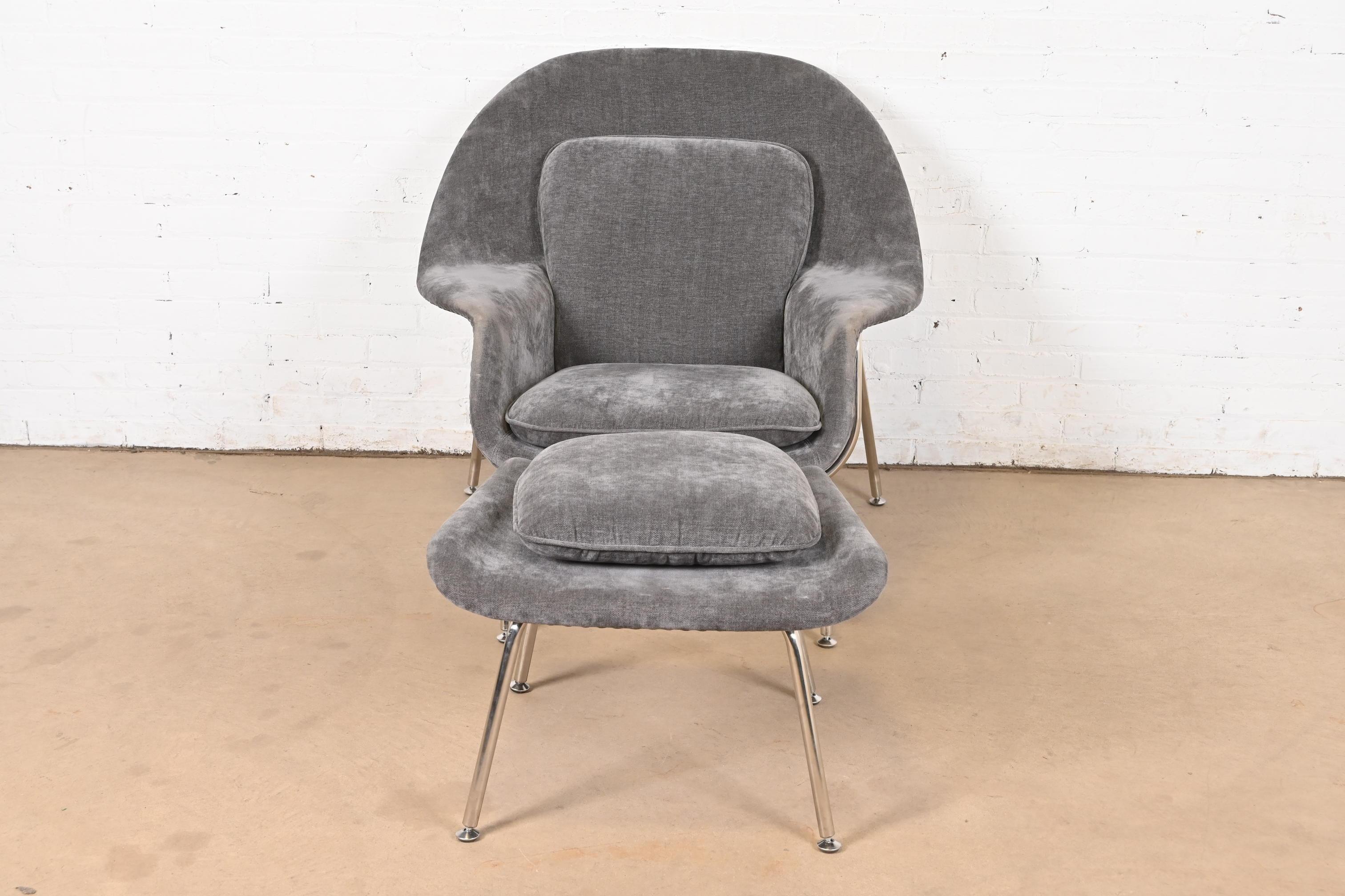 Silla y otomana Eero Saarinen de mediados del siglo XX Acero en venta