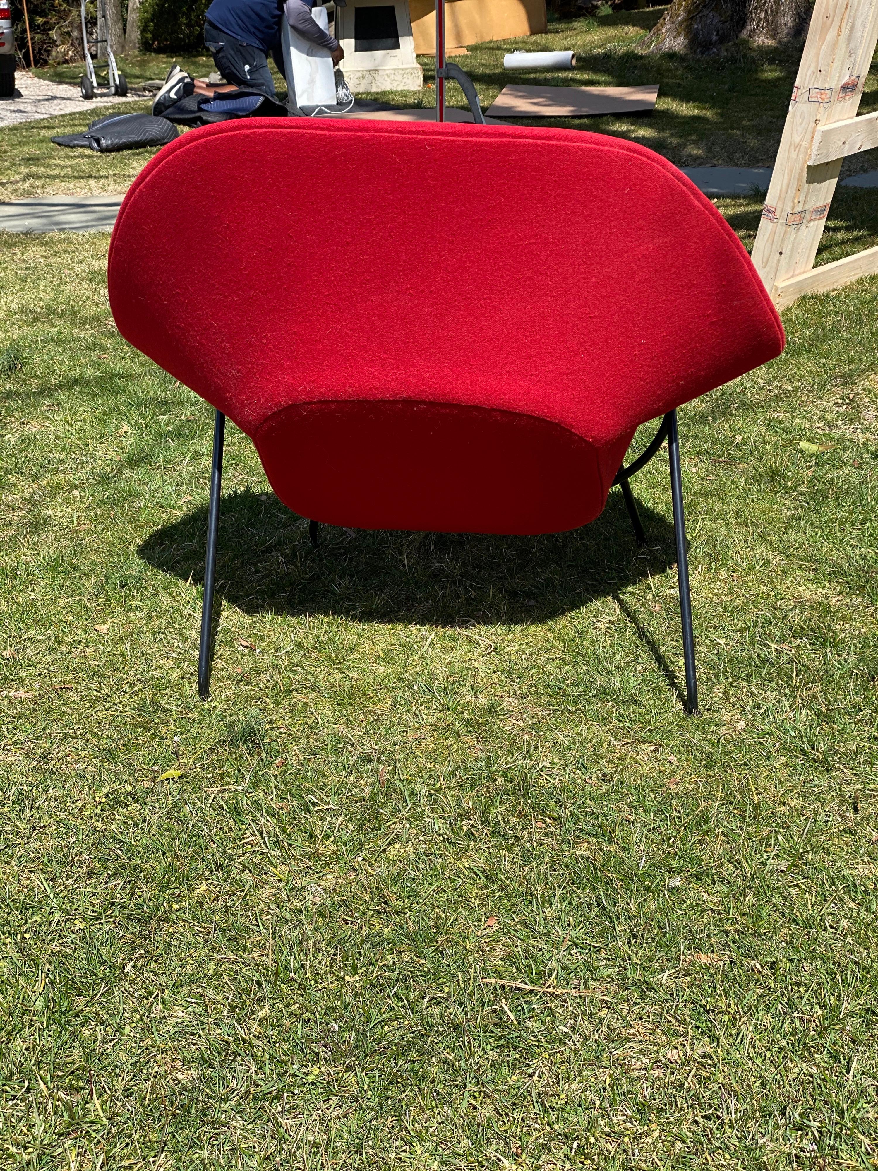 Mid-Century Modern Eero Saarinen Mid-Century Womb Chair & Ottoman by Knoll For Sale