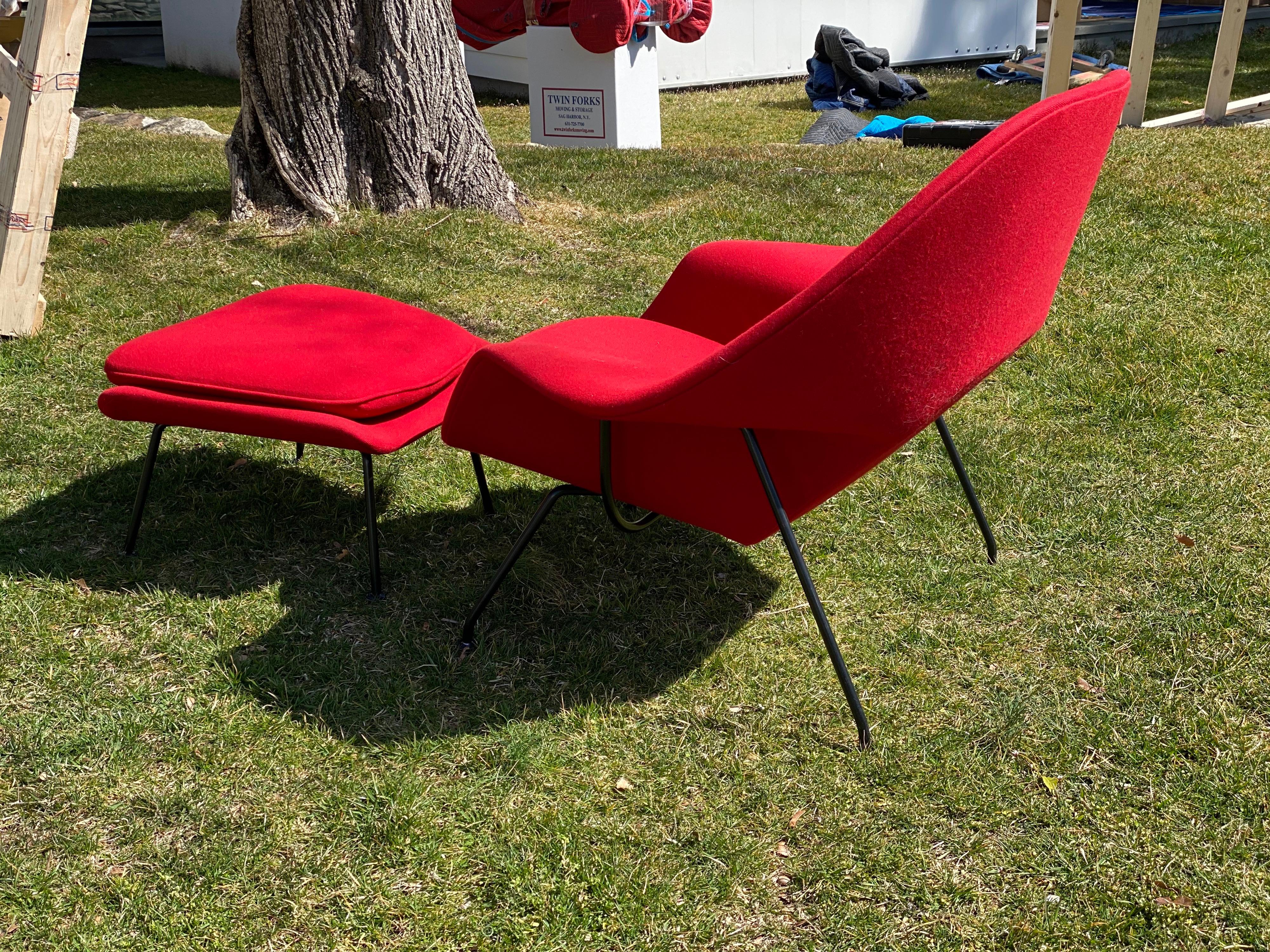 Eero Saarinen Mid-Century Womb Chair & Ottoman by Knoll In Good Condition For Sale In Southampton, NY