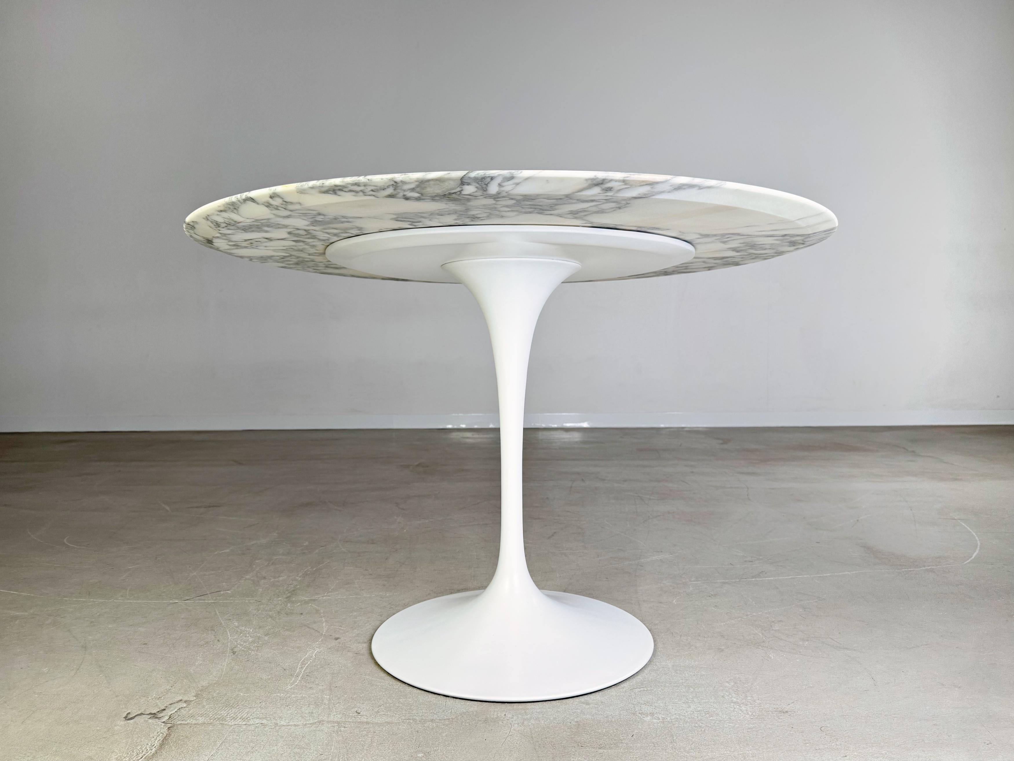 Ponemos a tu disposición un magnífico sofá Tulipán con revestimiento de mármol de Carrara de los años 70. La mesa fue diseñada por Knoll International y es uno de los muebles más famosos de los años 20. Jahrhunderts ein wahrer Design-Klassiker. El
