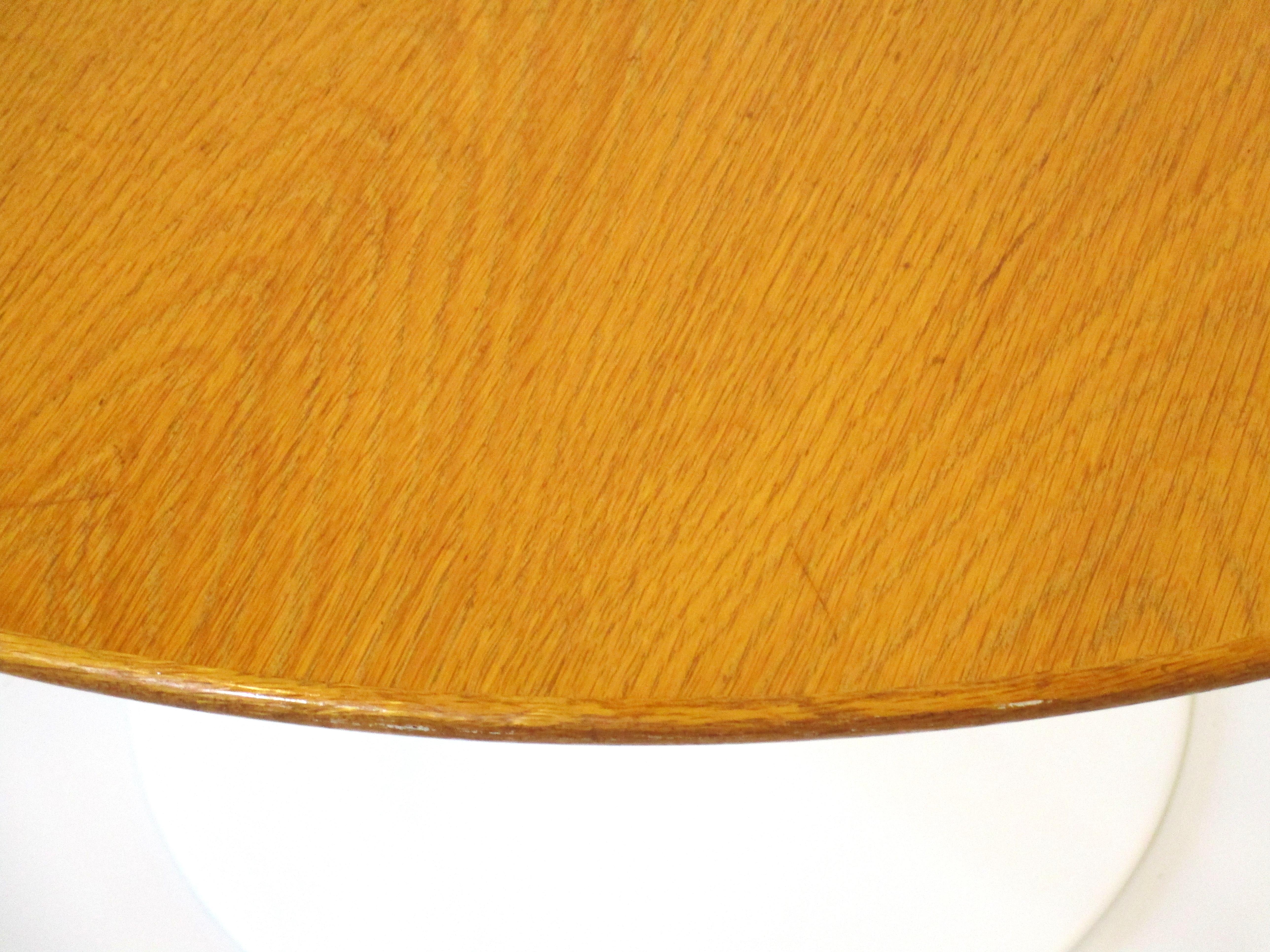 Eero Saarinen Oak Tulip Table for Knoll International In Good Condition In Cincinnati, OH