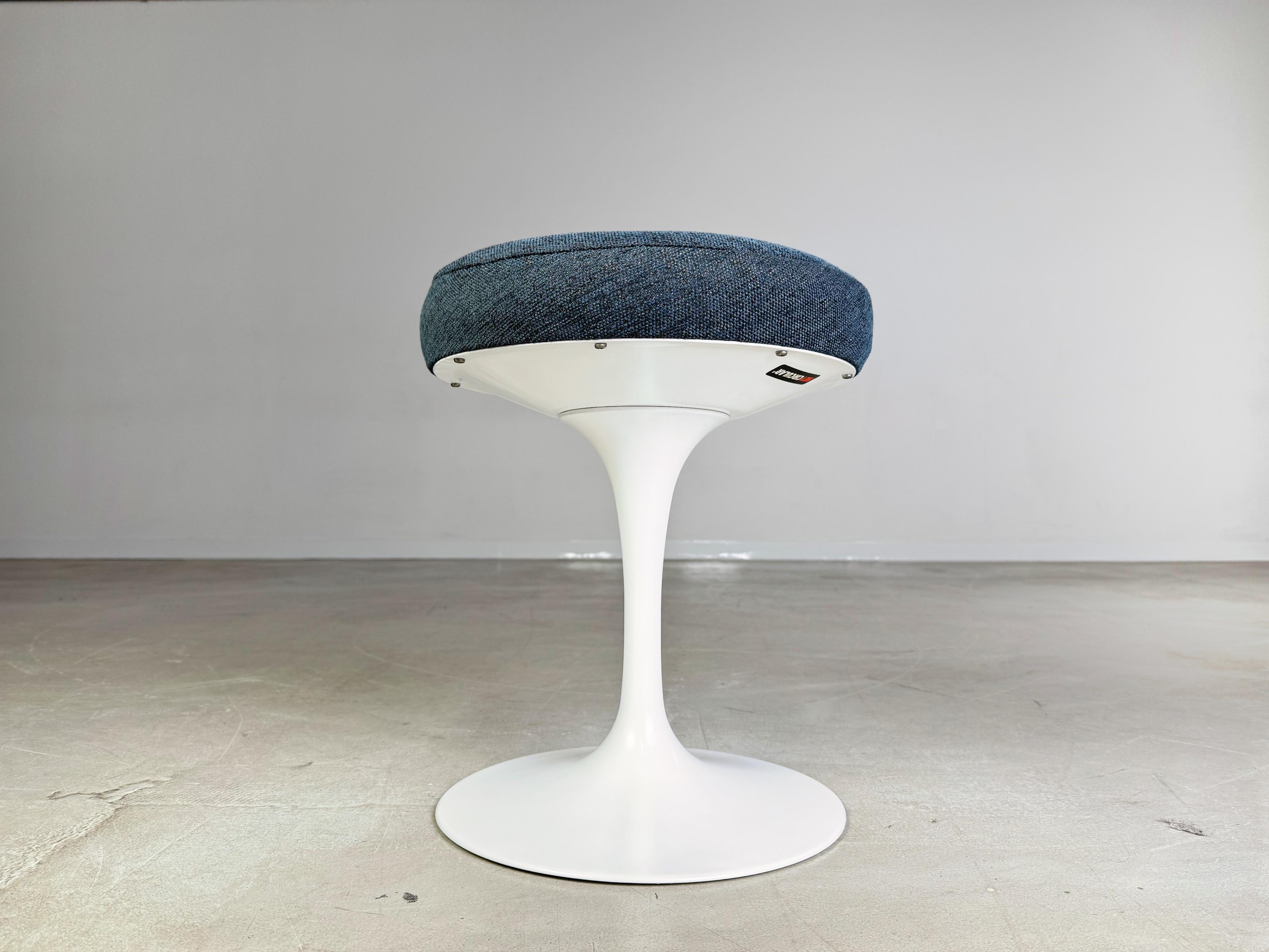 Ti offriamo un fantastico Fußhocker d'epoca di Knoll International del 1970. L'opera nasce da Eero Saarinen, uno dei più famosi e apprezzati designer del XX secolo. Jahrhunderts. L'Hocker è stato restaurato in modo umfangreich; professionalmente è