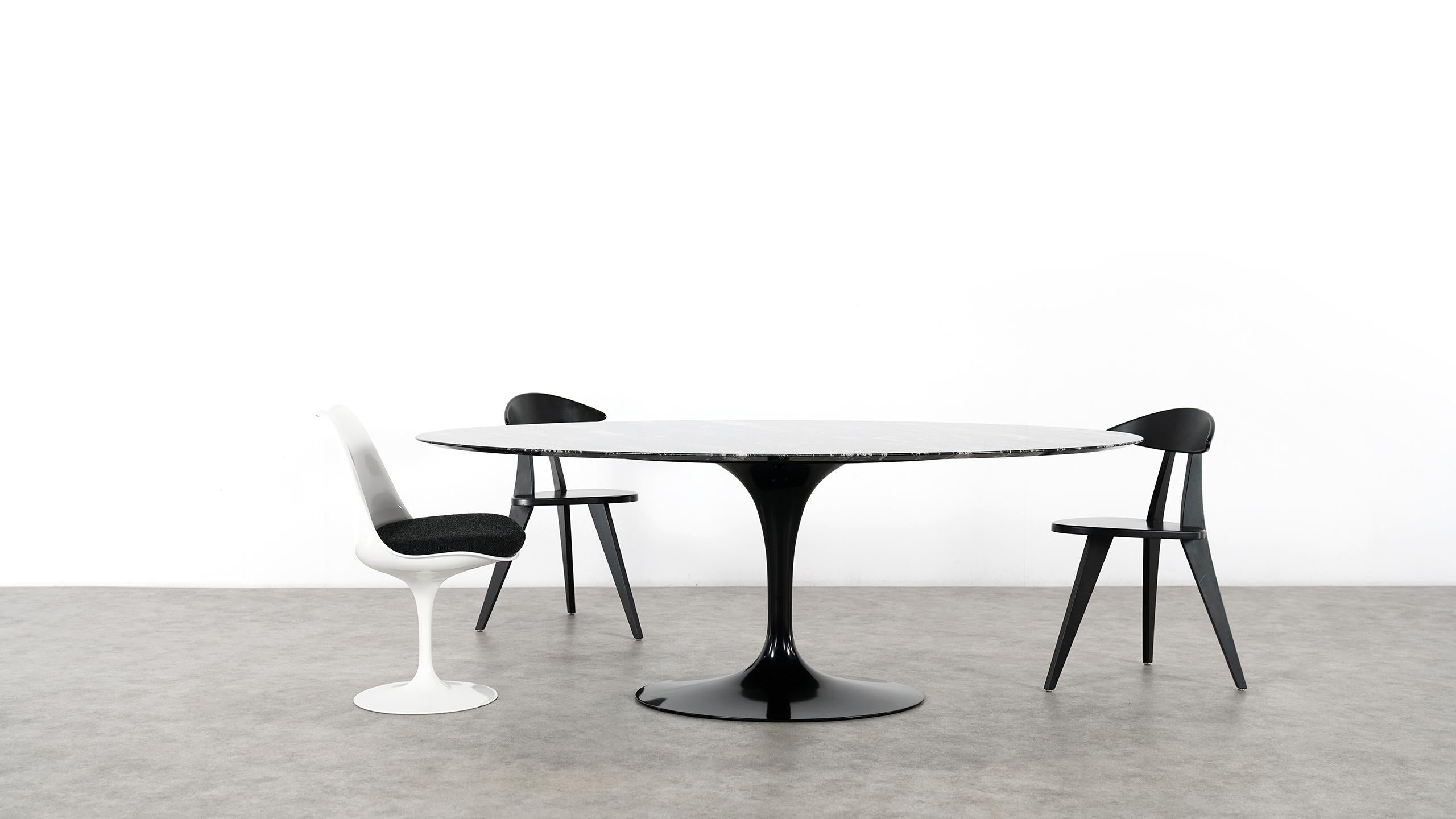 Eero Saarinen, oval marble dining table
1955 for Knoll International

Eero Saarinen created the tulip table - the first one-legged table in the history of furniture design - in the 1950s with the intention
of doing something against what he