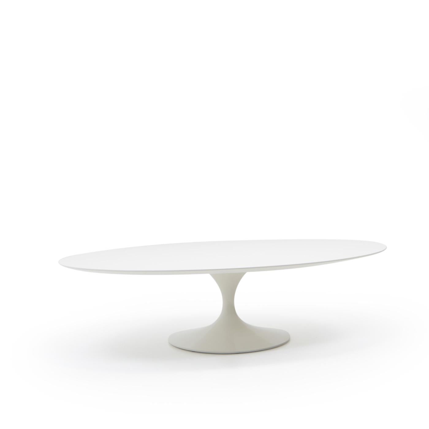 Tavolino basso a tulipano di forma ovale progettato da Eero Saarinen per Knoll International alla fine degli anni Cinquanta.
 
 
Materiali: Legno laminato bianco su base in alluminio.

Origine: Svizzera, anni '70 (etichetta di produzione Knoll