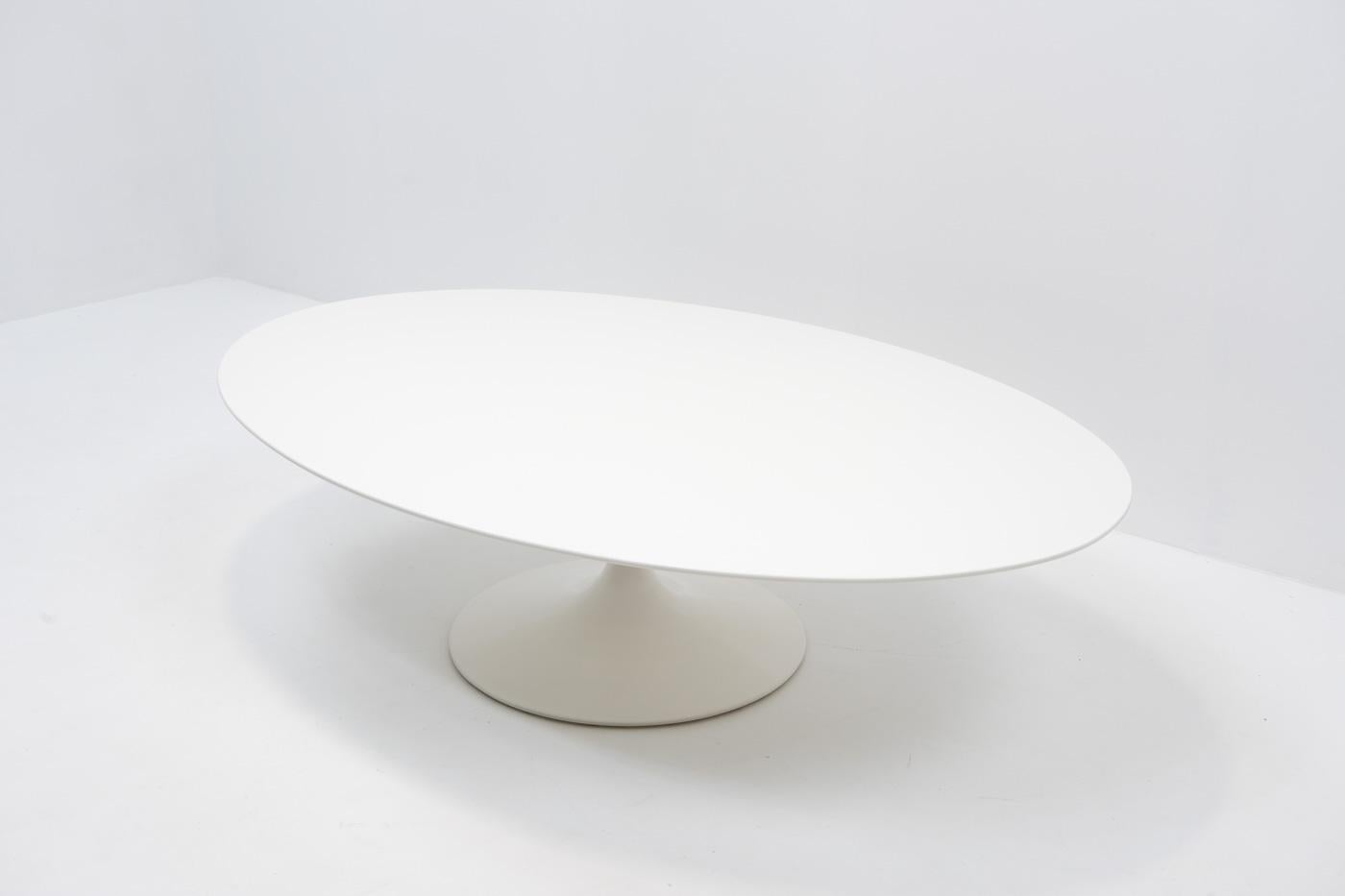 Svizzero Tavolino ovale di Eero Saarinen per Knoll International, produzione svizzera anni '70 in vendita