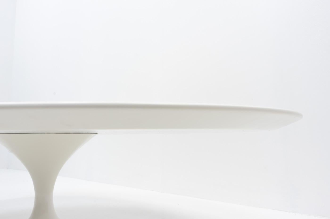 Fine XX secolo Tavolino ovale di Eero Saarinen per Knoll International, produzione svizzera anni '70 in vendita