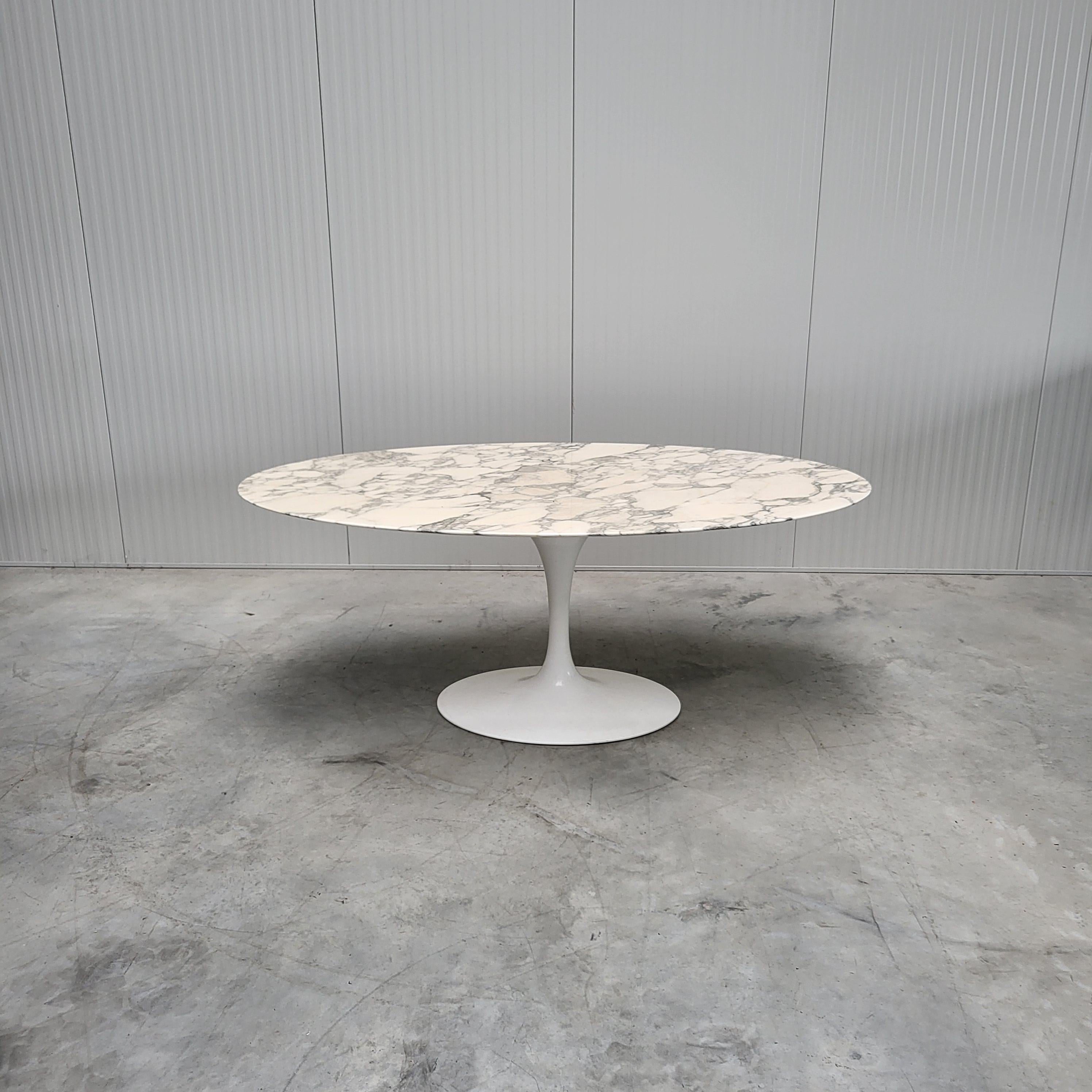 Fine and very nice oval tulip dining table by Eero Saarinen for Knoll International.
From the 50th Knoll anniversary edition.

The Arabescato marble has an amazing structure and this example comes in a very good condition.
The marble hasn´t any