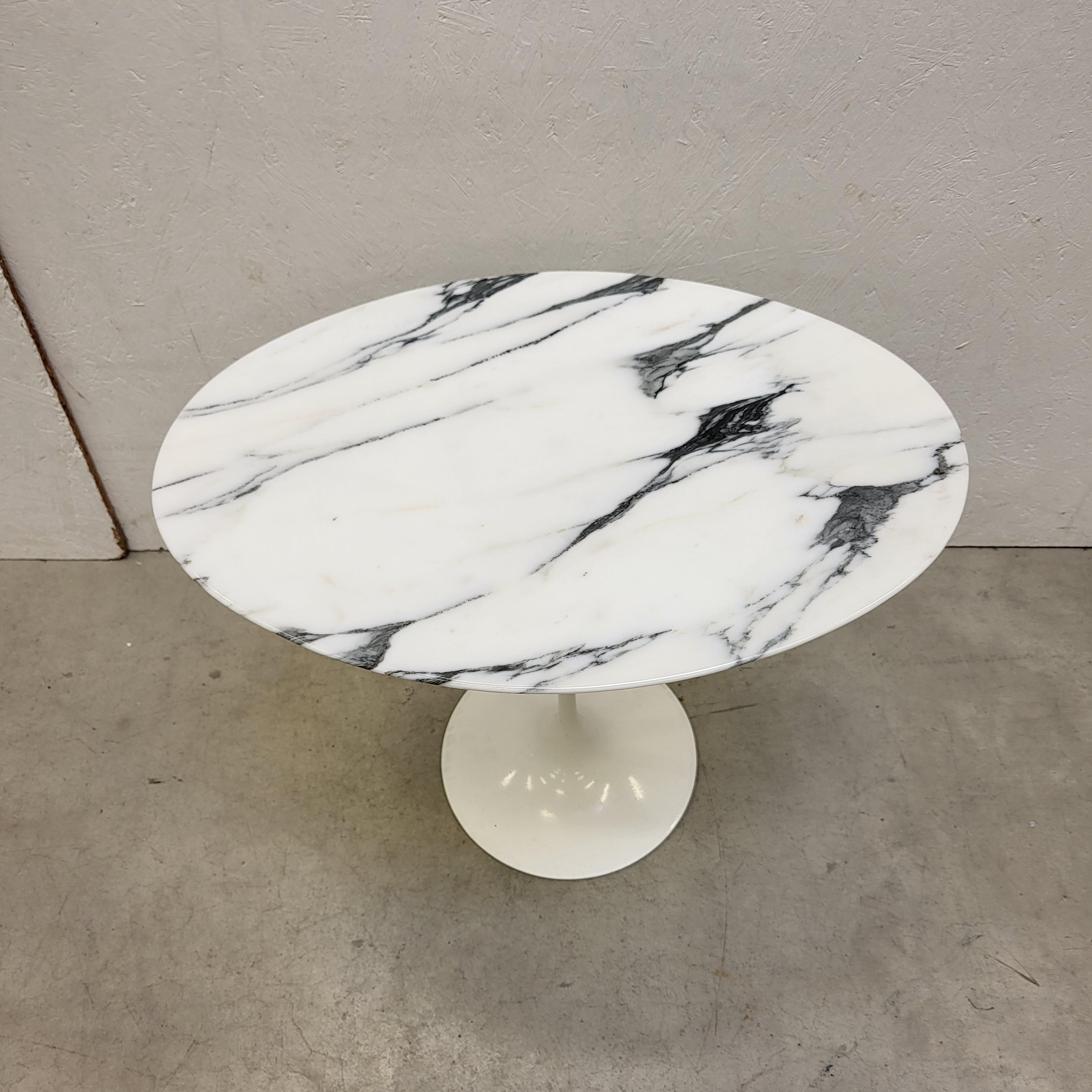 Fine and very nice oval tulip side table by Eero Saarinen for Knoll International.

The marble has an amazing structure and this example comes in a very good condition.
The marble hasn´t any chips or damage.

The table was made in the 1970s and