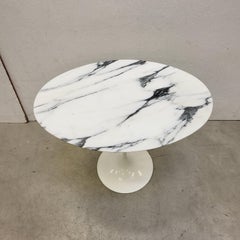 Mesa auxiliar ovalada de mármol Eero Saarinen Tulip by Knoll Años 70