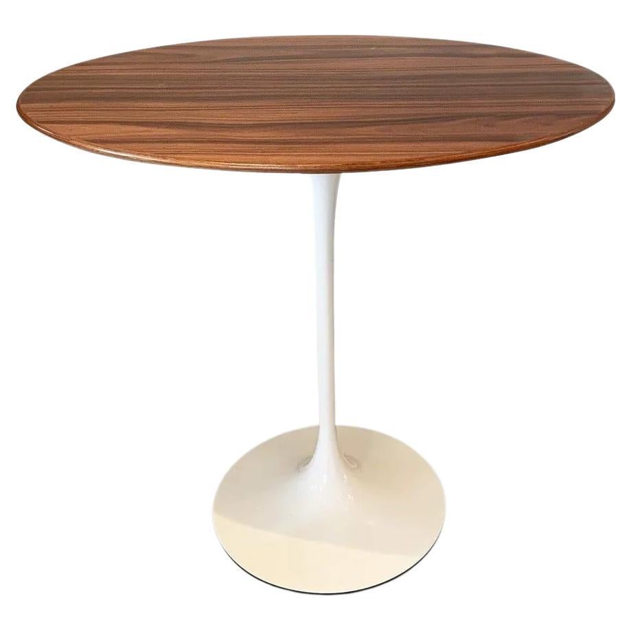 Table d'appoint ovale Eero Saarinen avec base en bois de rose et blanc