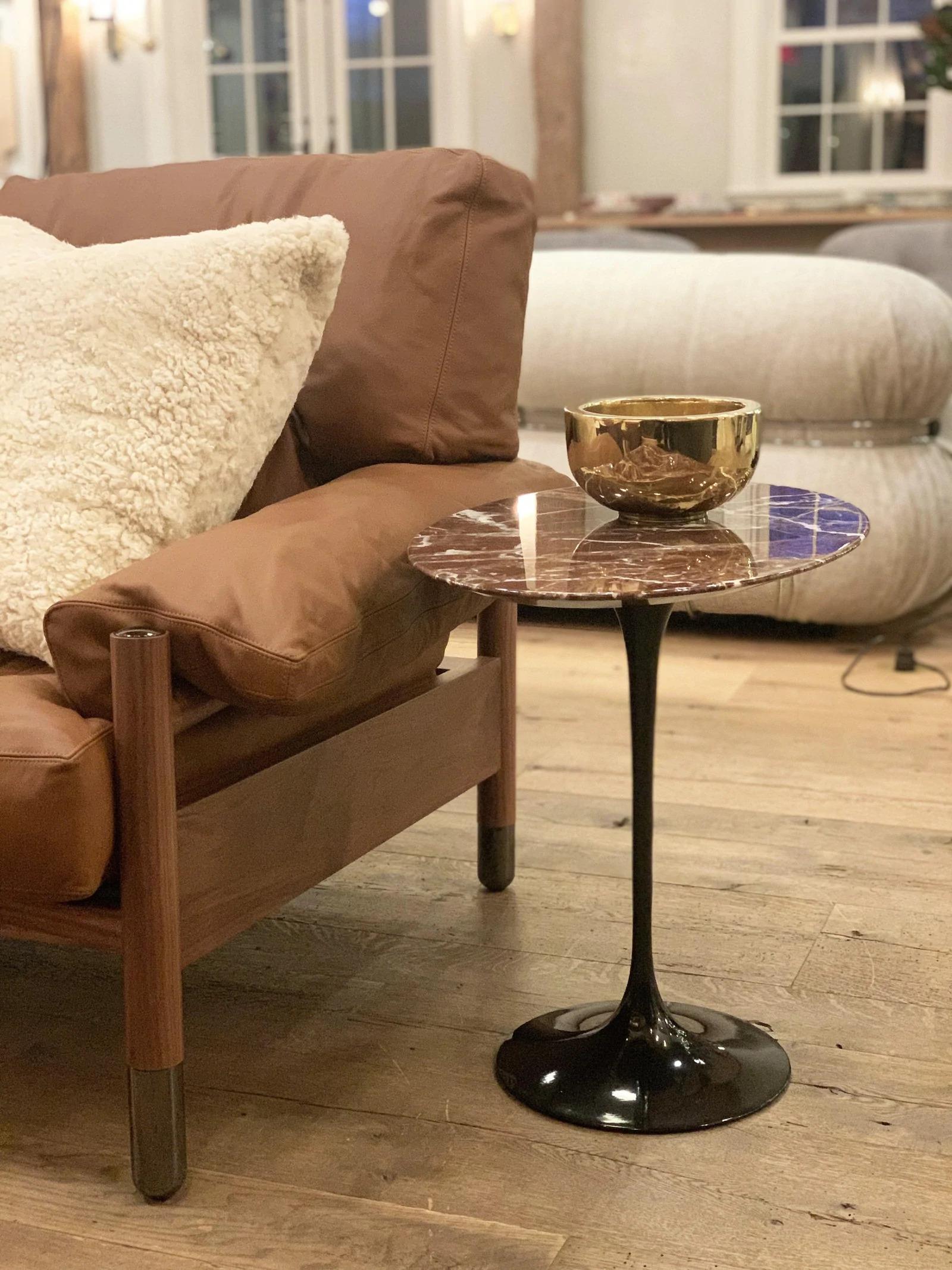 Le nom Knoll est depuis longtemps synonyme de collections de meubles modernes révolutionnaires et de collaborations avec certains des architectes et designers les plus célèbres au monde, notamment les créations emblématiques d'Eero Saarinen, Marcel