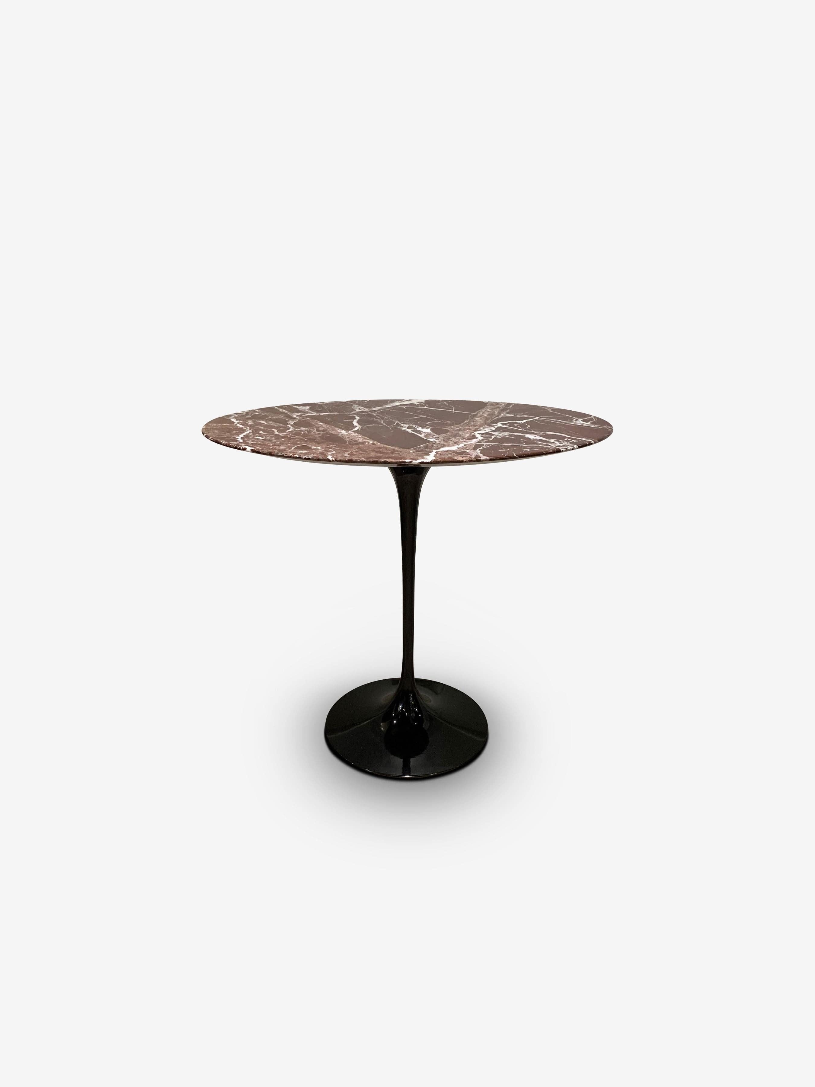 Poli Table d'appoint ovale Eero Saarinen avec marbre poli Rosso Rubino et base noire en vente