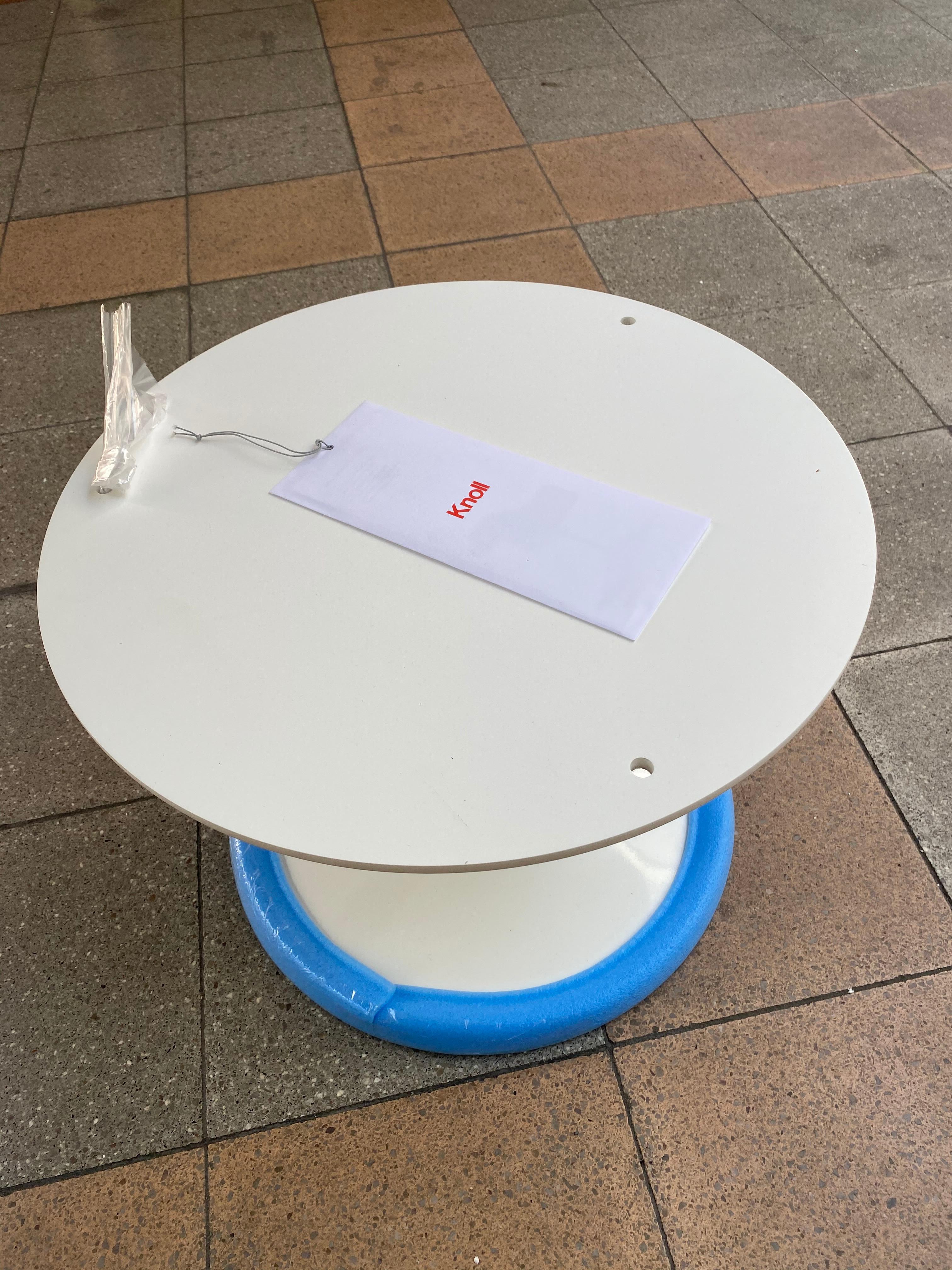Eero Saarinen
Oval tulip coffee table
White aluminium/ marble top Arabescato
Brand new. Certificate
Knoll edition
Measures: 107 W x 70 D x 38 H
1950 Euros
2020.
 