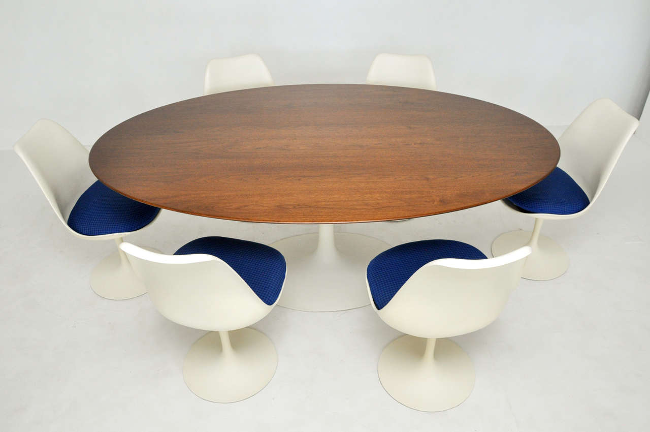 Mid-20th Century Eero Saarinen Oval Walnut Dining Table for Knoll, 1960