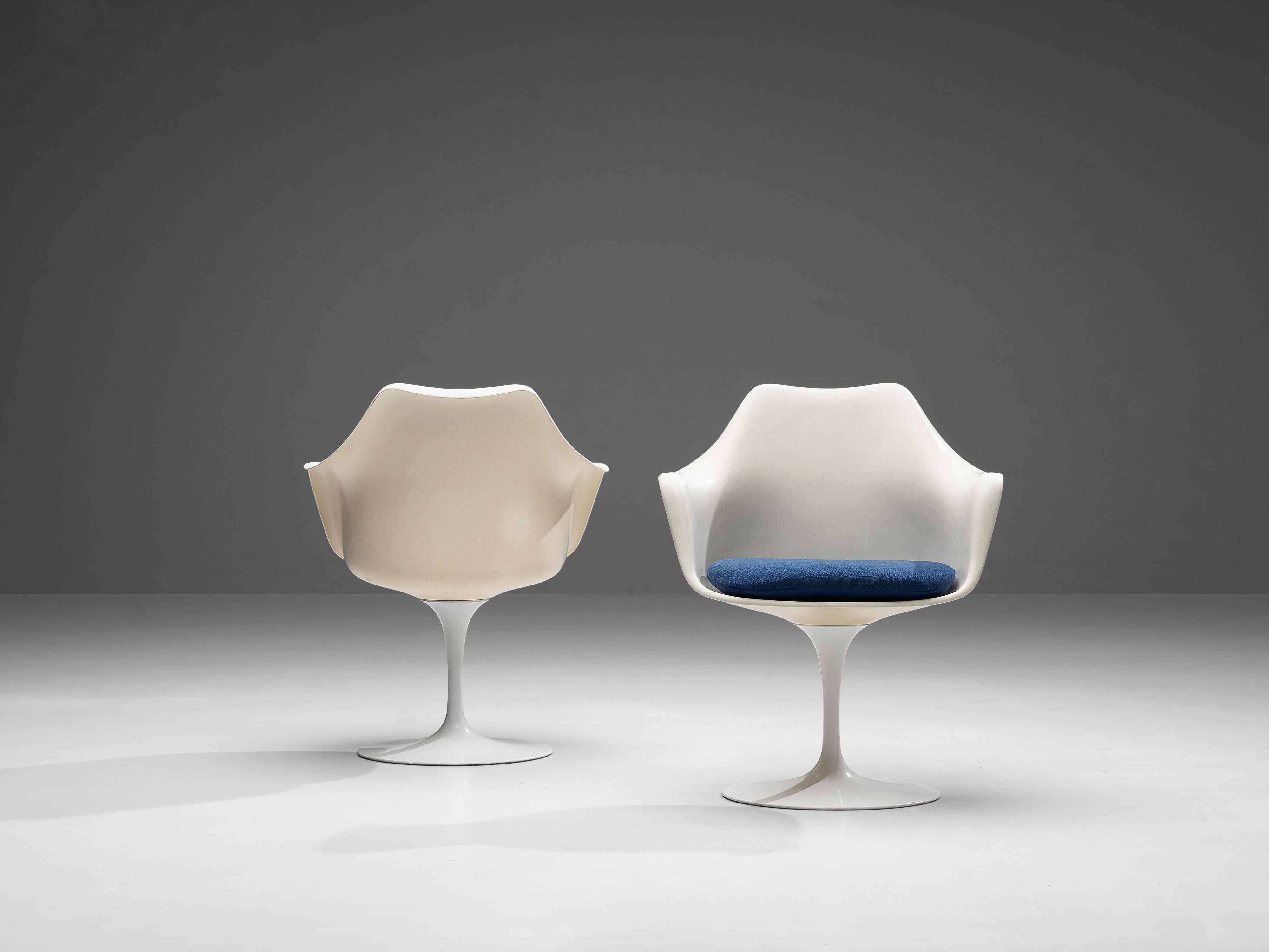 Eero Saarinen Pair of 'Tulip' Dining Chairs in Blue Upholstery In Good Condition In Waalwijk, NL