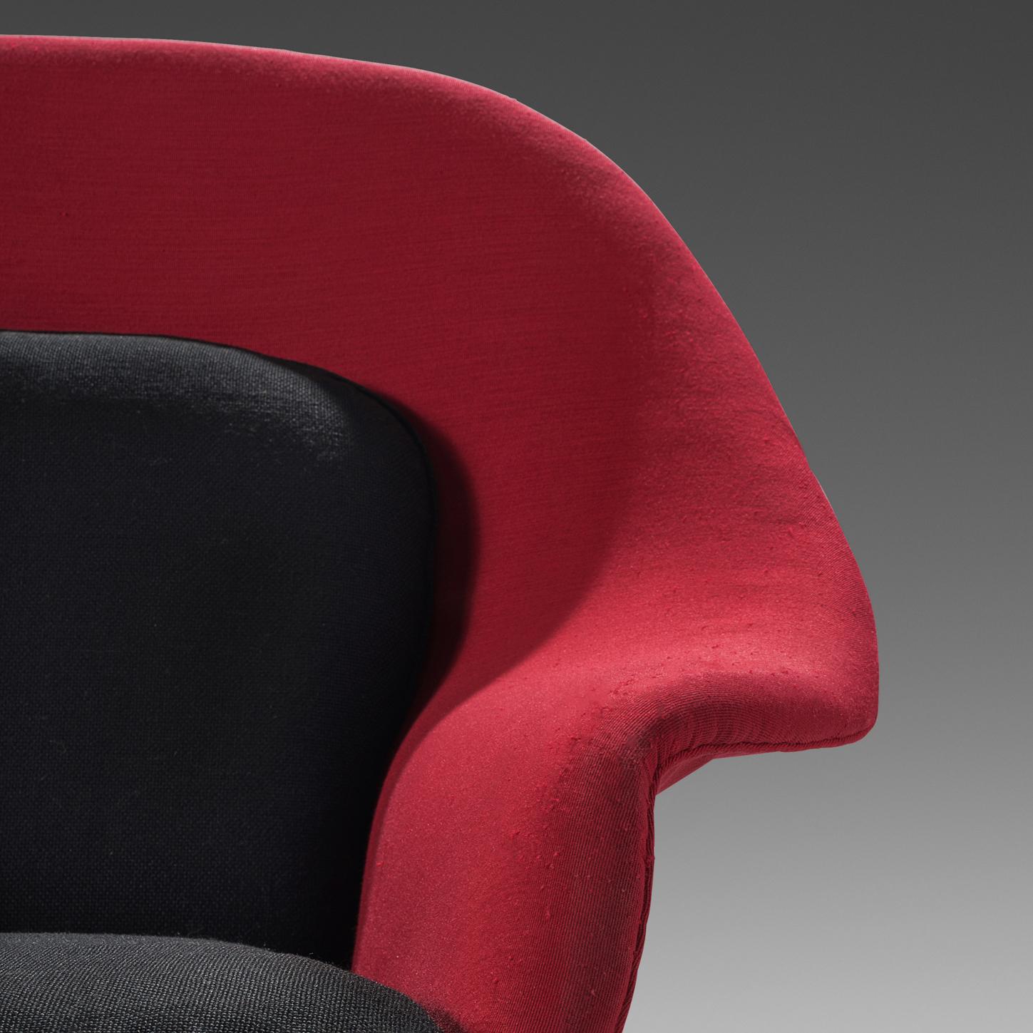 Mid-Century Modern Eero Saarinen Pair of ‘Womb’ Lounge Chairs in Red and Black Upholstery