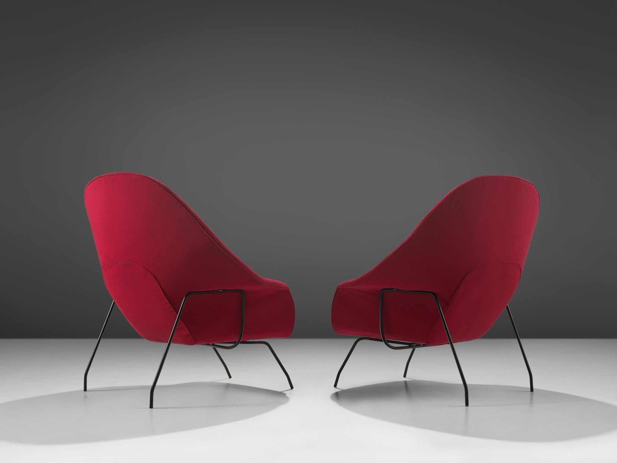 Eero Saarinen Pair of ‘Womb’ Lounge Chairs in Red and Black Upholstery In Good Condition In Waalwijk, NL