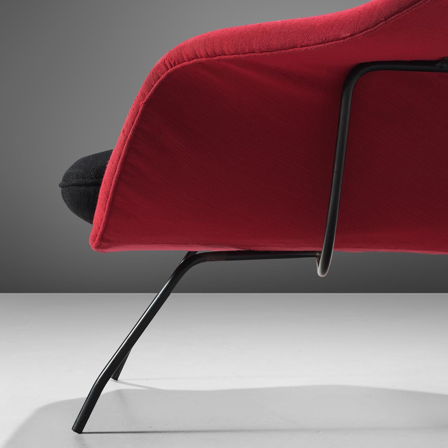 Mid-20th Century Eero Saarinen Pair of ‘Womb’ Lounge Chairs in Red and Black Upholstery