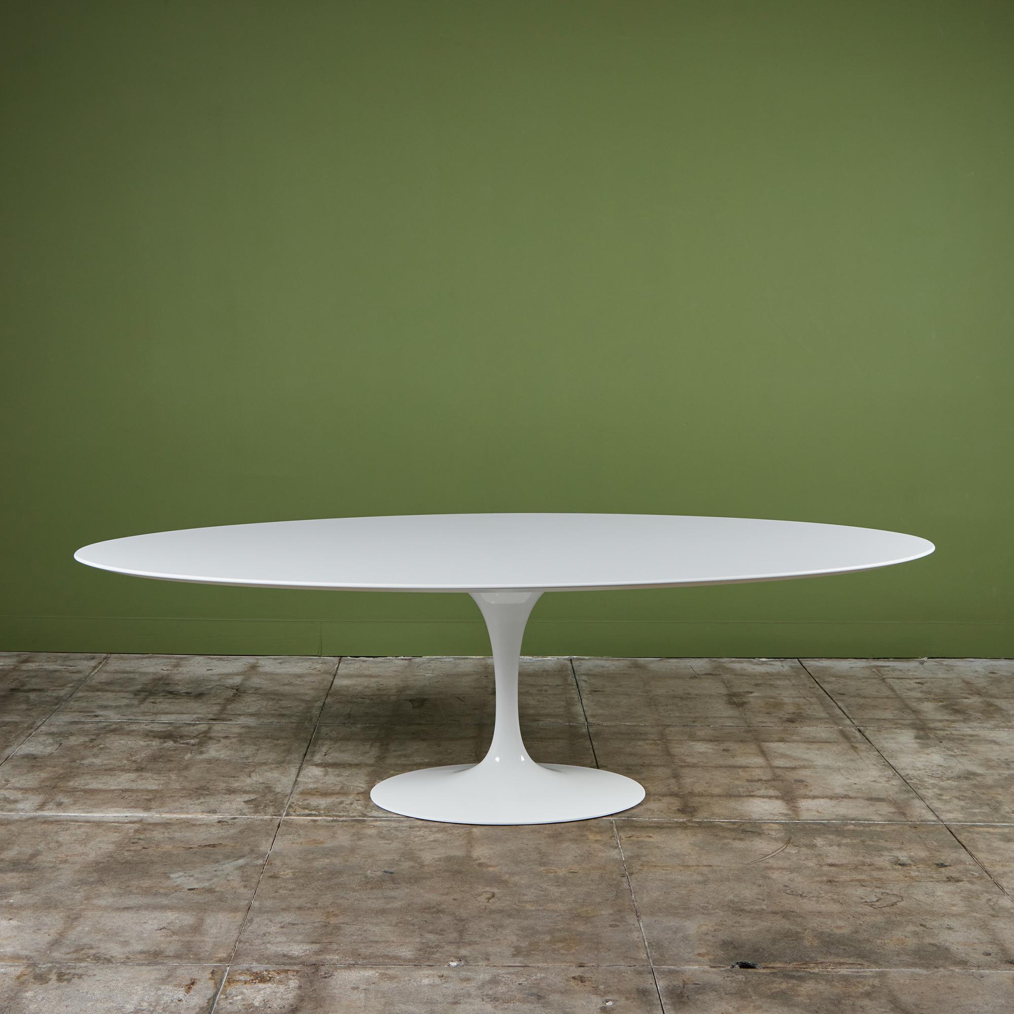 Diseñada originalmente por Eero Saarinen en 1957, esta sencilla mesa de comedor fue reeditada por Knoll para celebrar el 50 aniversario del diseño de Saarinen en 2007. La mesa tiene una base de aluminio fundido y un elegante tablero laminado blanco.